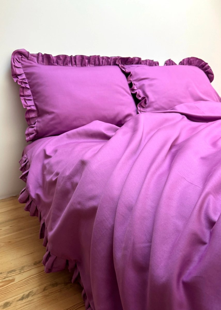 Pościel satynowa z merceryzowanej bawełny tureckiej 140 g/m² – ciemnoszara z falbanką | Kolekcja Falbanki Wivanco Bedding