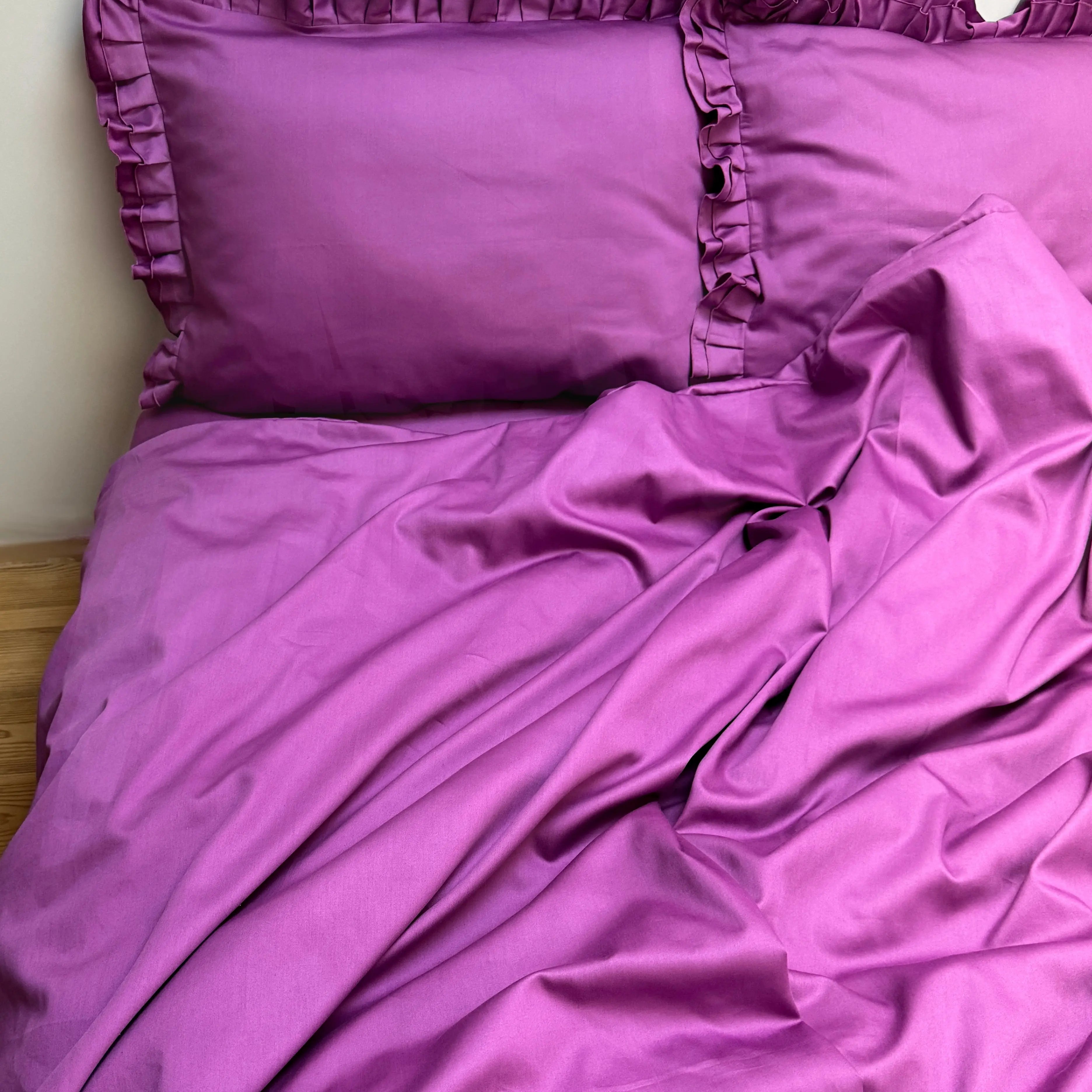 Pościel satynowa z merceryzowanej bawełny tureckiej 140 g/m² – ciemnoszara z falbanką | Kolekcja Falbanki Wivanco Bedding