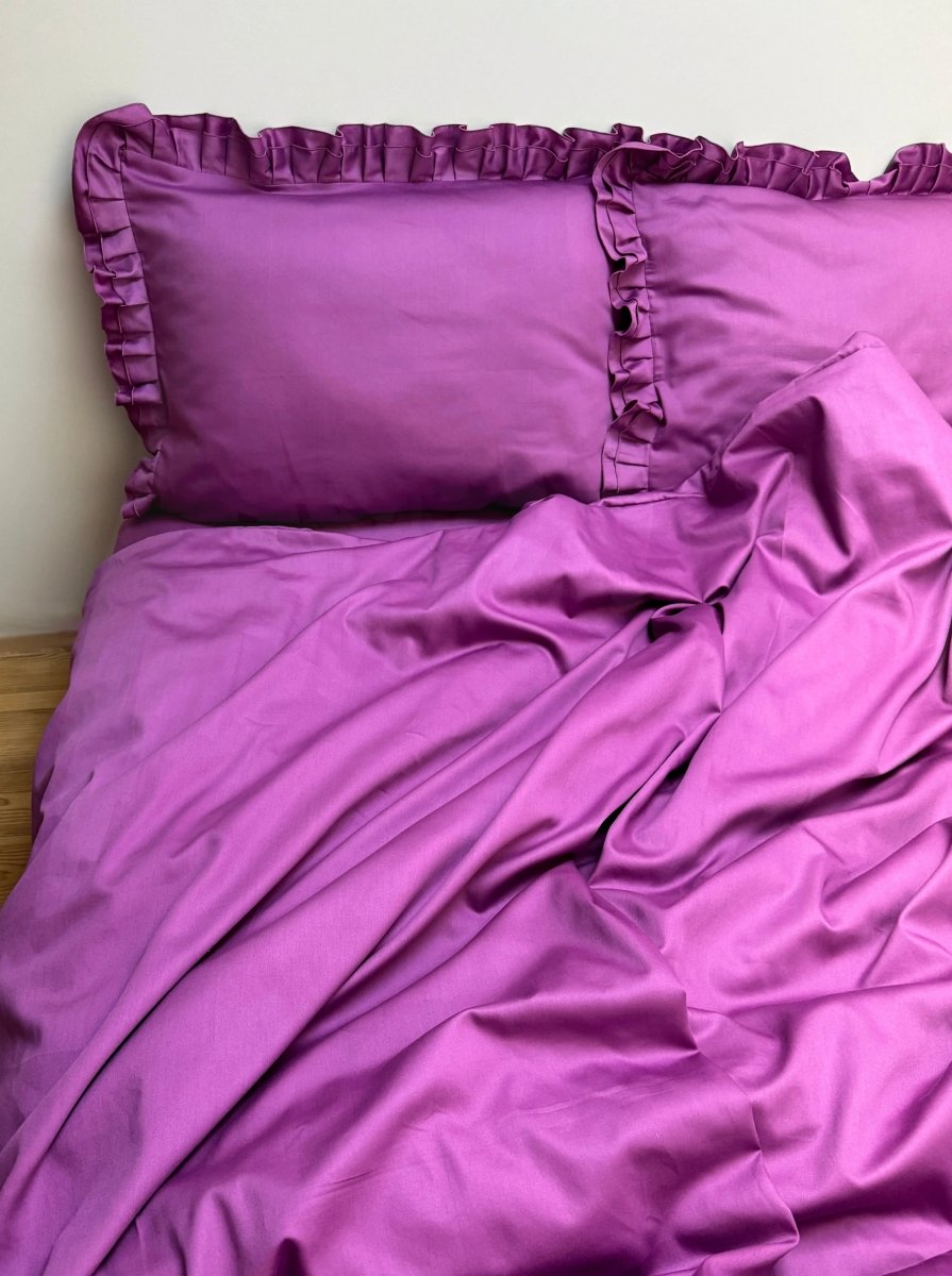 Pościel satynowa z merceryzowanej bawełny tureckiej 140 g/m² – ciemnoszara z falbanką | Kolekcja Falbanki Wivanco Bedding