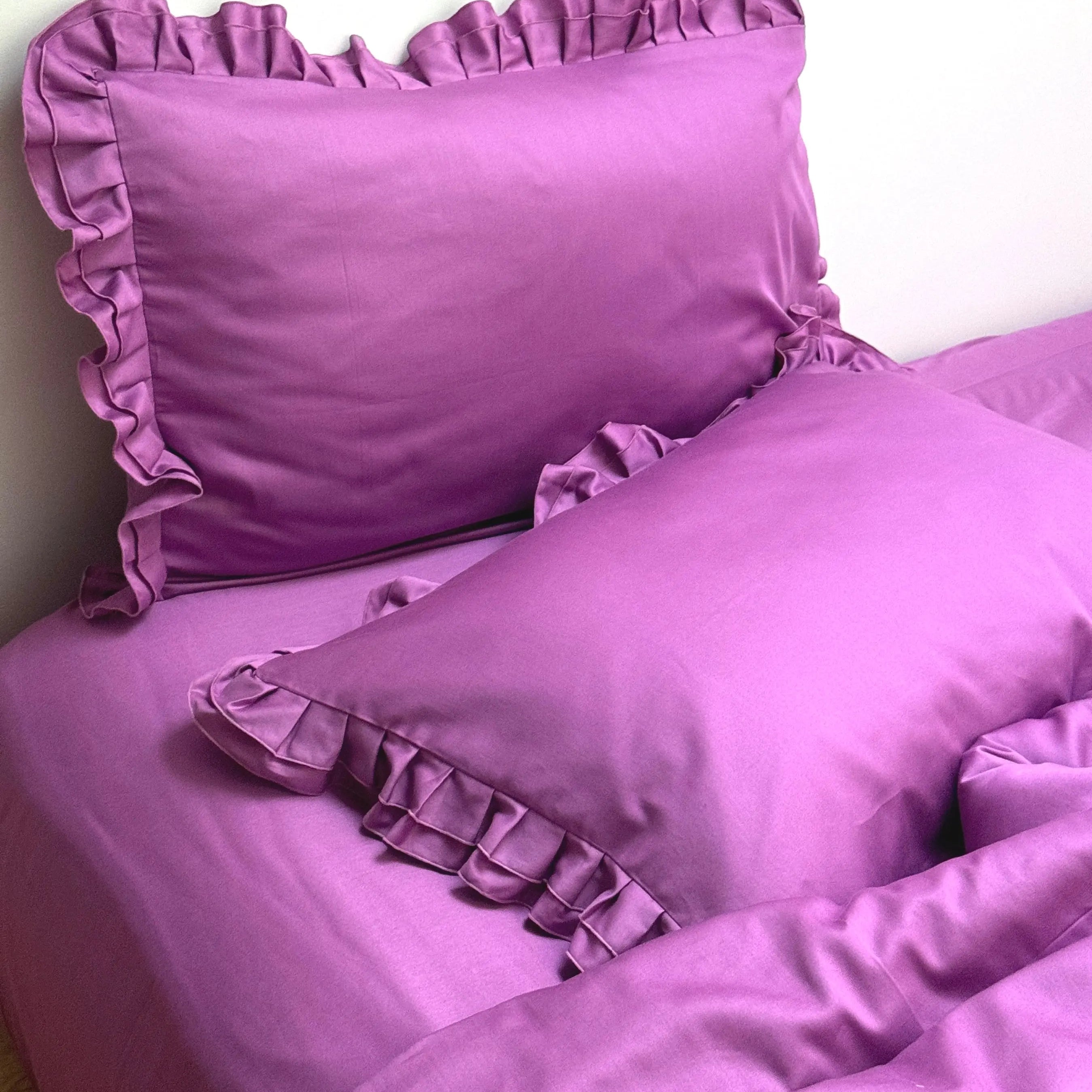 Pościel satynowa z merceryzowanej bawełny tureckiej 140 g/m² – ciemnoszara z falbanką | Kolekcja Falbanki Wivanco Bedding