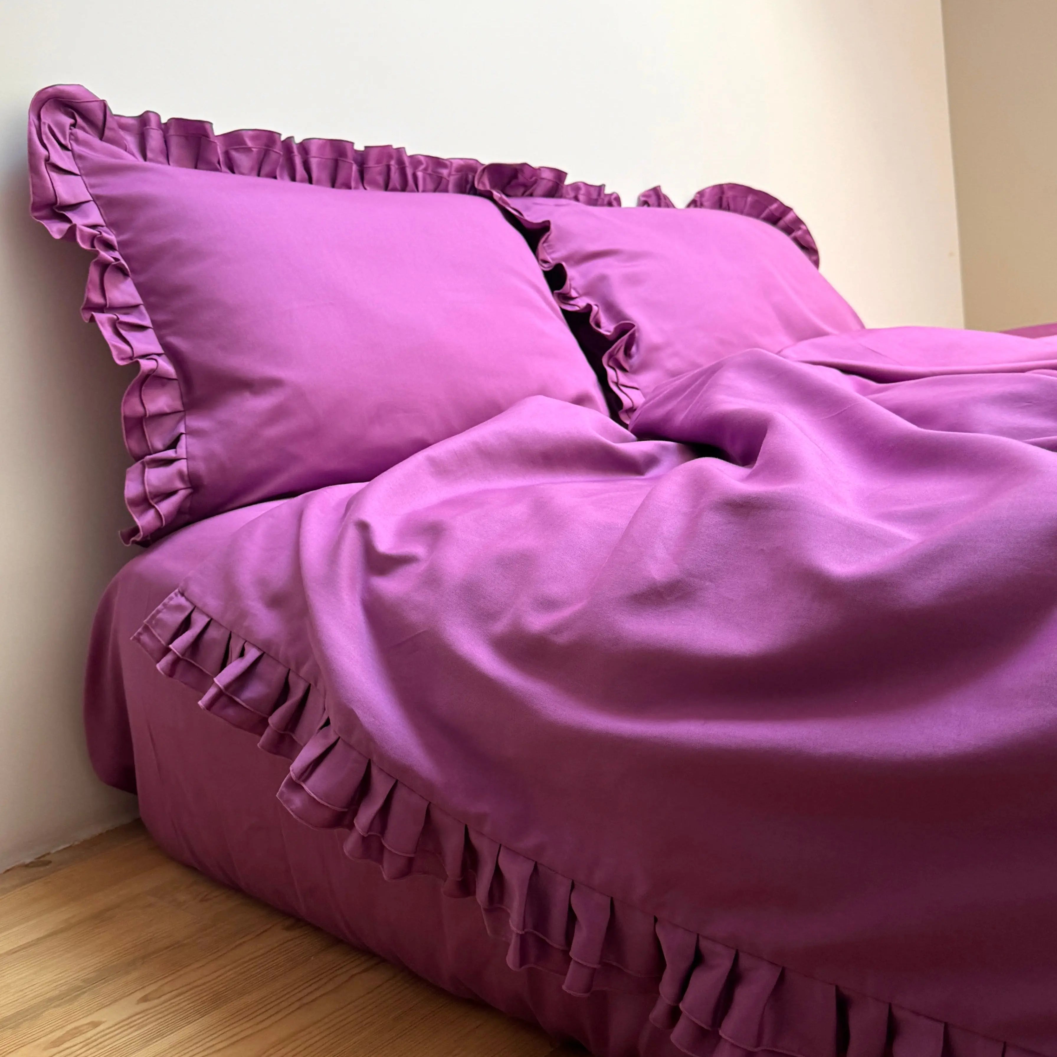Pościel satynowa z merceryzowanej bawełny tureckiej 140 g/m² – ciemnoszara z falbanką | Kolekcja Falbanki Wivanco Bedding