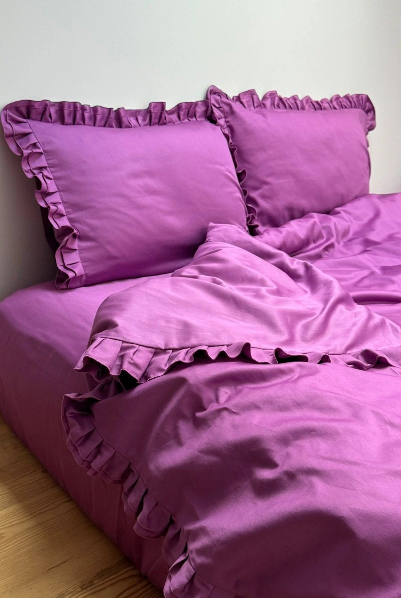 Pościel satynowa z merceryzowanej bawełny tureckiej 140 g/m² – ciemnoszara z falbanką | Kolekcja Falbanki Wivanco Bedding