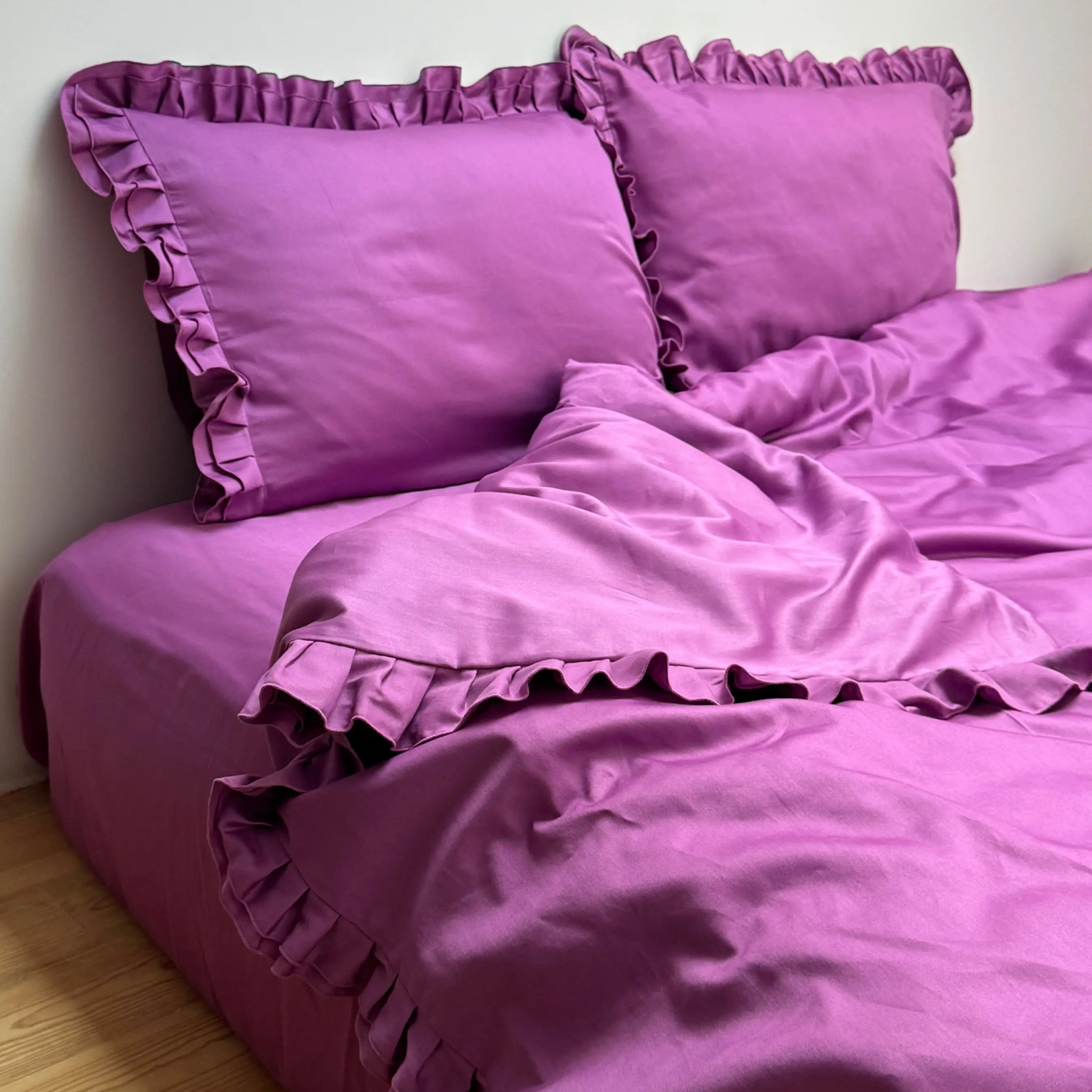 Pościel satynowa z merceryzowanej bawełny tureckiej 140 g/m² – ciemnoszara z falbanką | Kolekcja Falbanki Wivanco Bedding