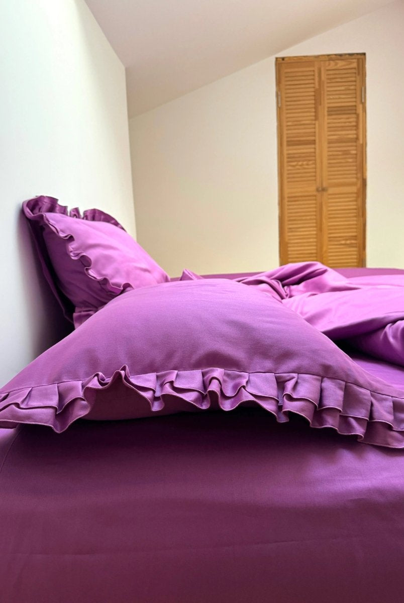Pościel satynowa z merceryzowanej bawełny tureckiej 140 g/m² – ciemnoszara z falbanką | Kolekcja Falbanki Wivanco Bedding