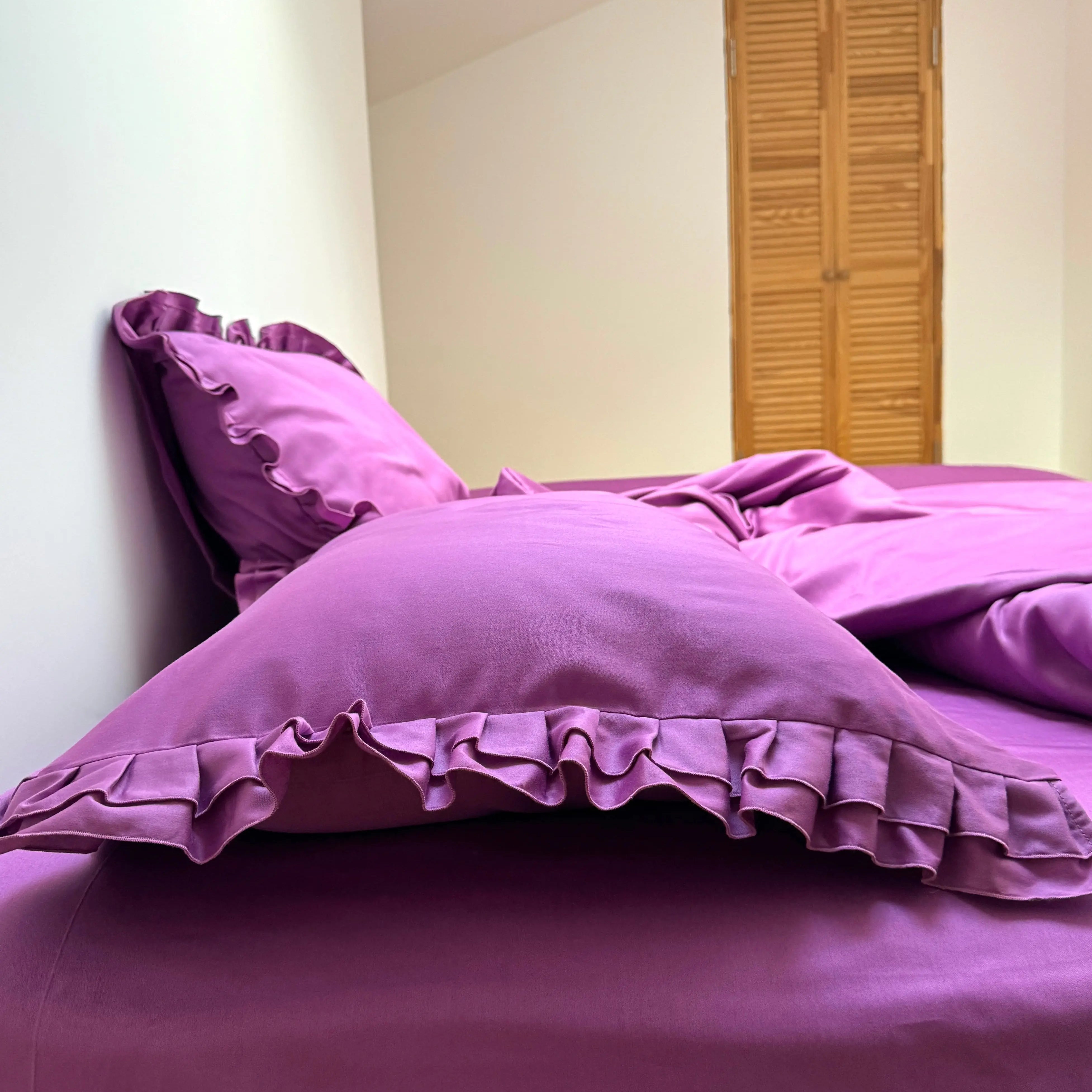 Pościel satynowa z merceryzowanej bawełny tureckiej 140 g/m² – ciemnoszara z falbanką | Kolekcja Falbanki Wivanco Bedding