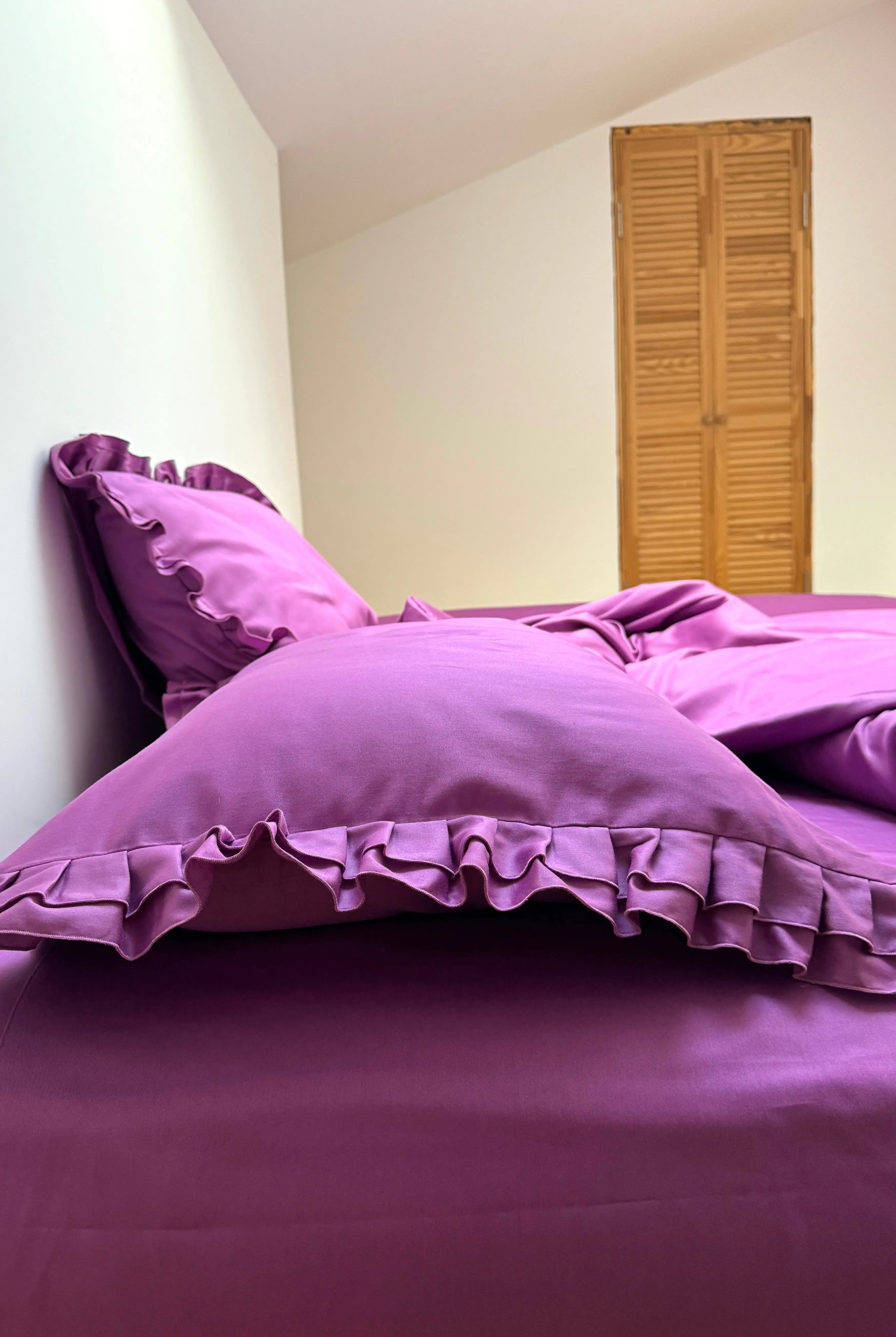 Pościel satynowa z merceryzowanej bawełny tureckiej 140 g/m² – ciemnoszara z falbanką | Kolekcja Falbanki Wivanco Bedding