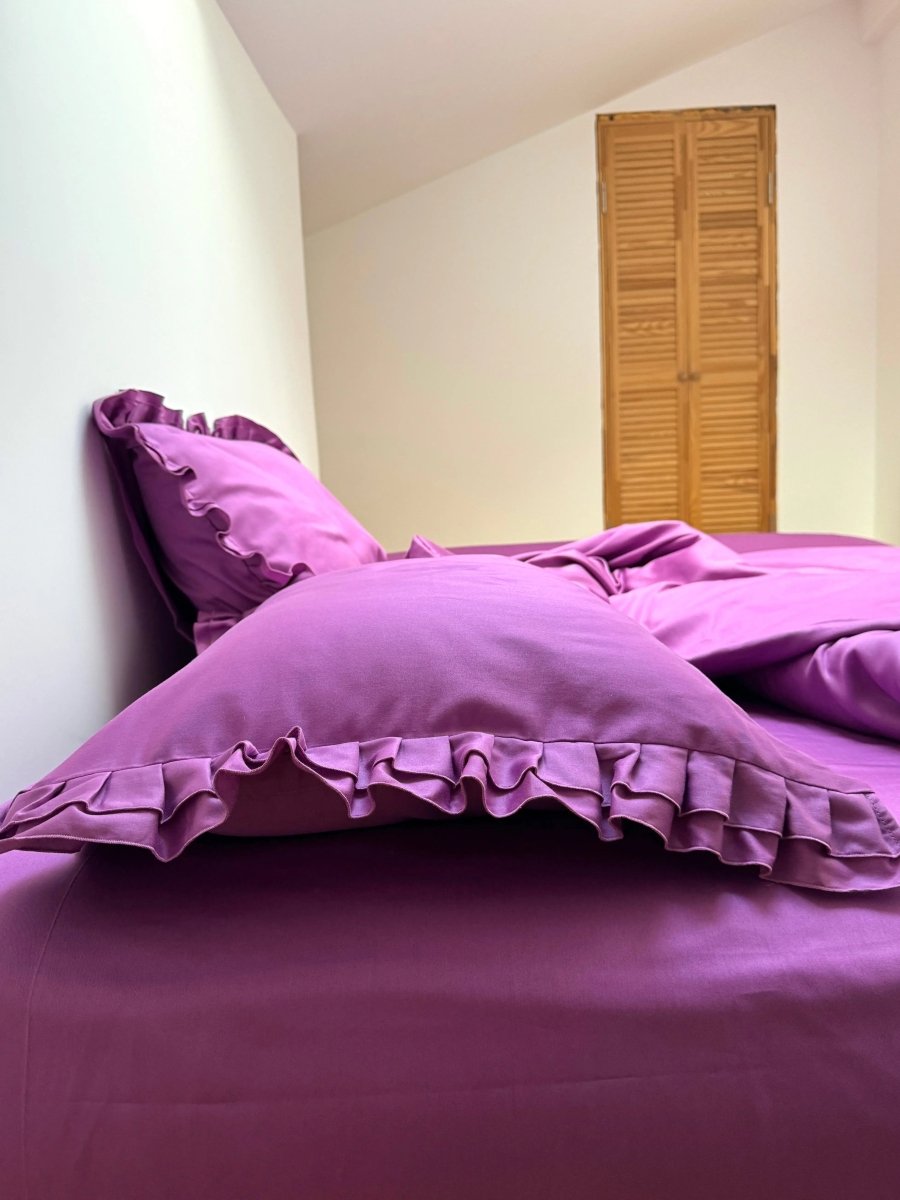 Pościel satynowa z merceryzowanej bawełny tureckiej 140 g/m² – ciemnoszara z falbanką | Kolekcja Falbanki Wivanco Bedding