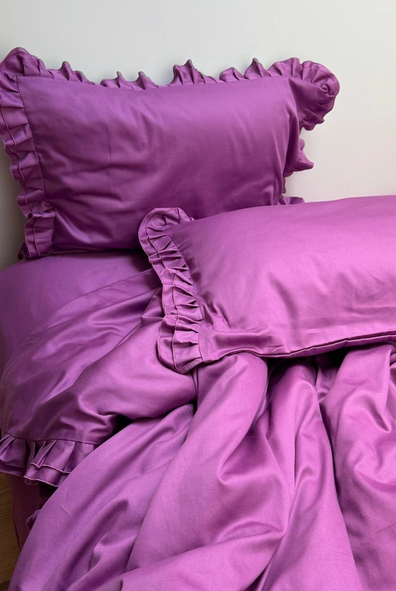 Pościel satynowa z merceryzowanej bawełny tureckiej 140 g/m² – ciemnoszara z falbanką | Kolekcja Falbanki Wivanco Bedding