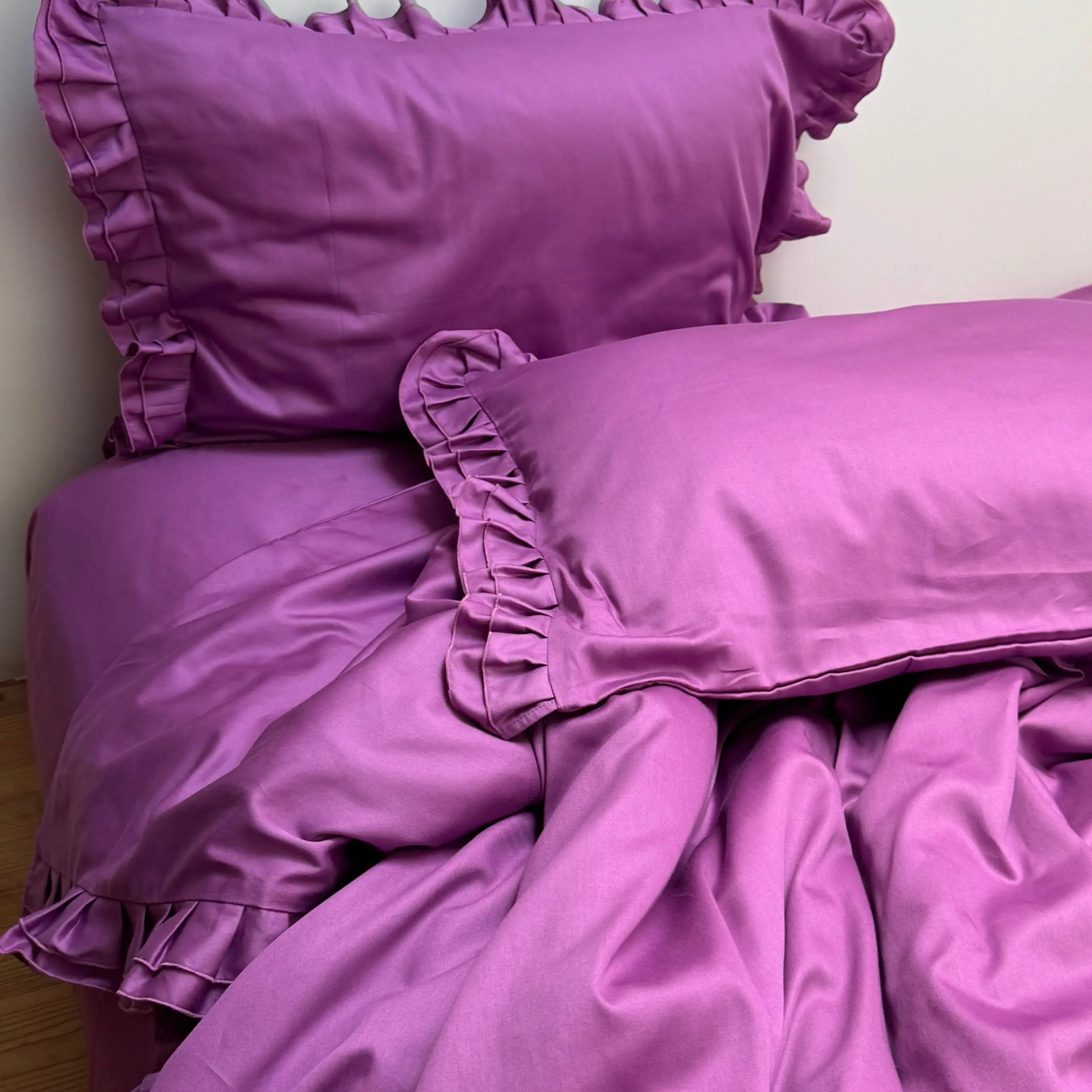 Pościel satynowa z merceryzowanej bawełny tureckiej 140 g/m² – ciemnoszara z falbanką | Kolekcja Falbanki Wivanco Bedding