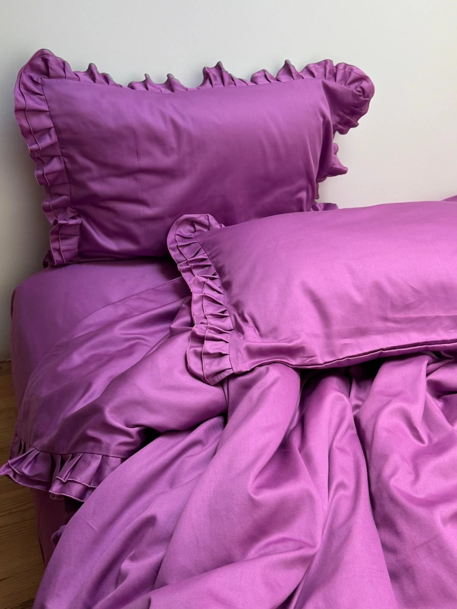 Pościel satynowa z merceryzowanej bawełny tureckiej 140 g/m² – ciemnoszara z falbanką | Kolekcja Falbanki Wivanco Bedding