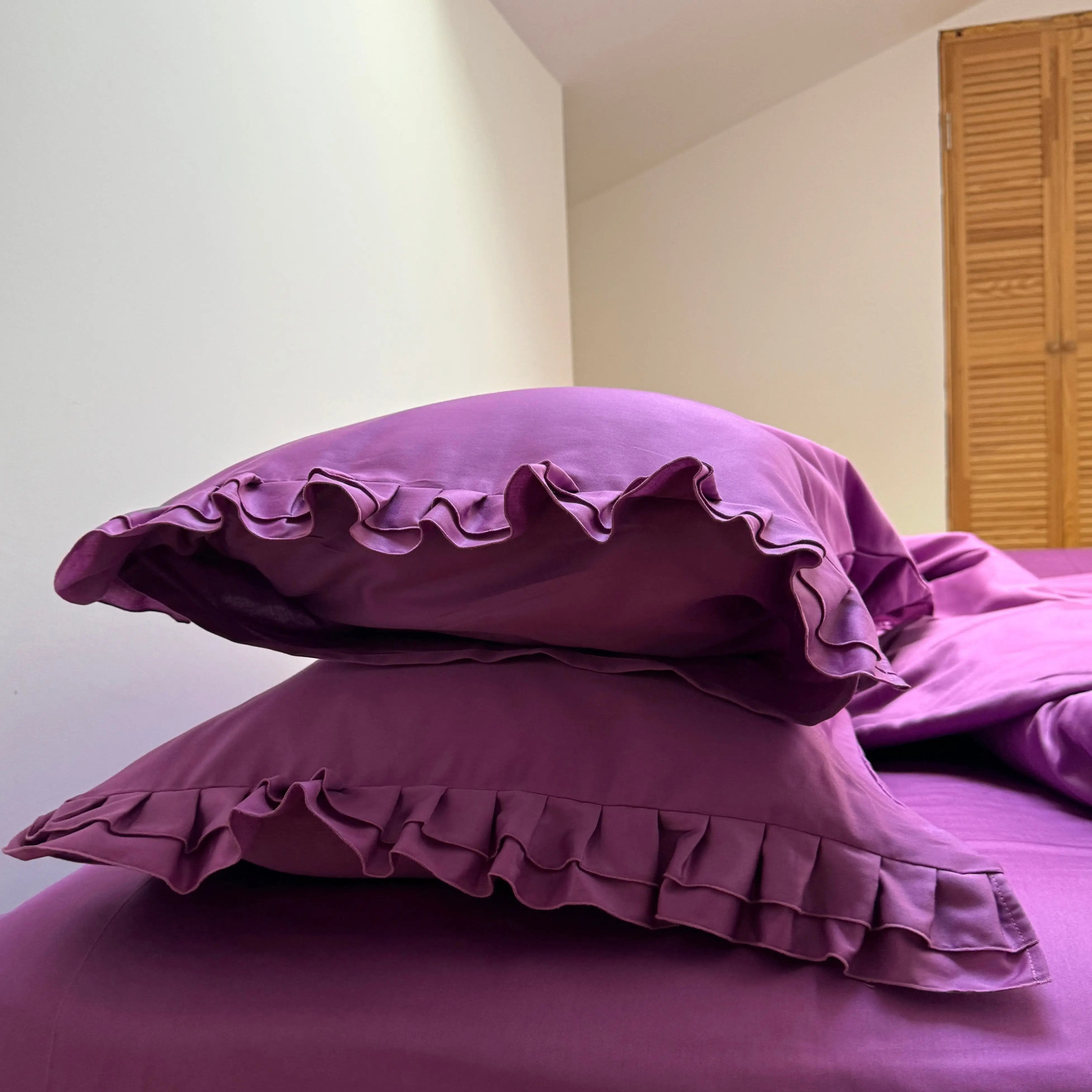 Pościel satynowa z merceryzowanej bawełny tureckiej 140 g/m² – ciemnoszara z falbanką | Kolekcja Falbanki Wivanco Bedding