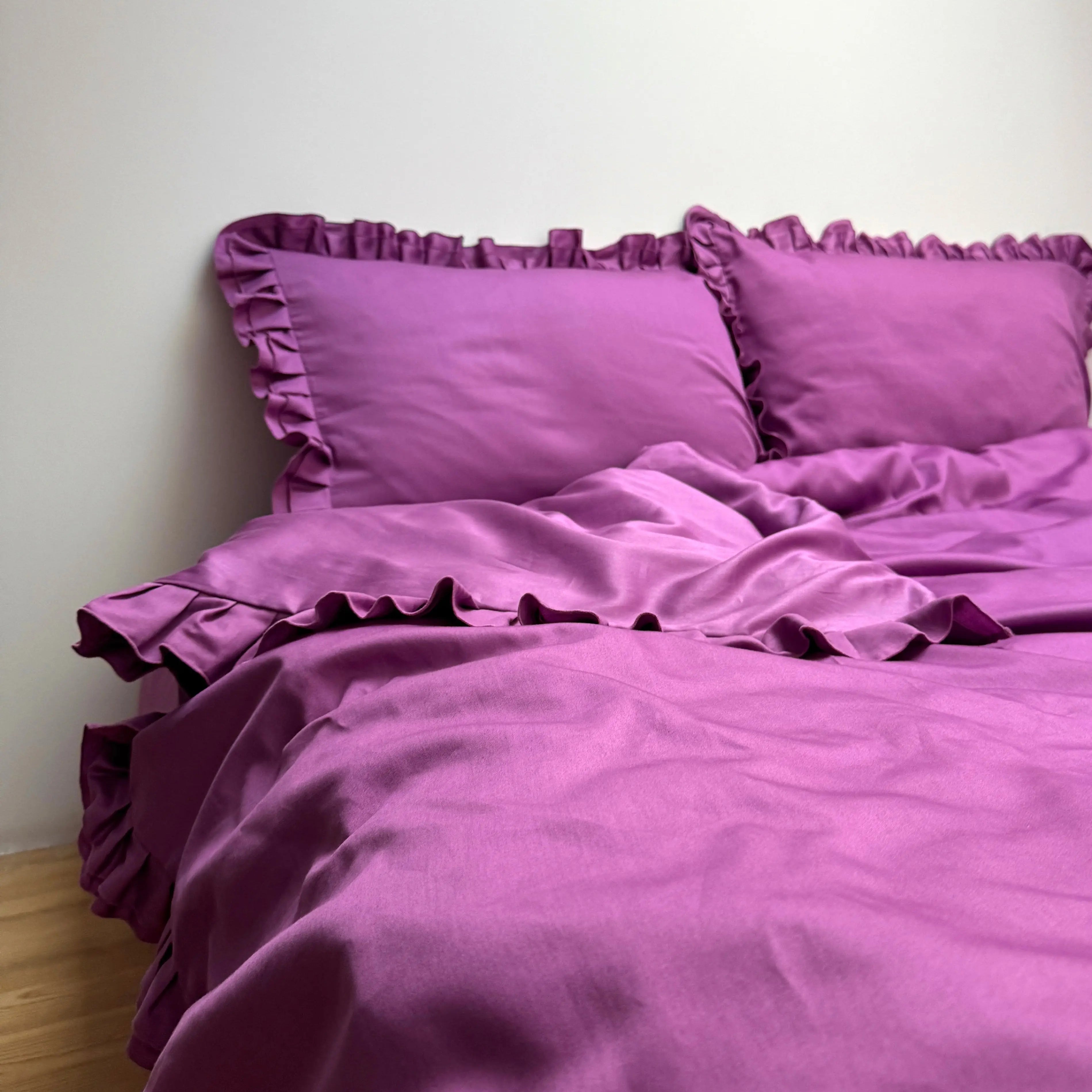 Pościel satynowa z merceryzowanej bawełny tureckiej 140 g/m² – ciemnoszara z falbanką | Kolekcja Falbanki Wivanco Bedding