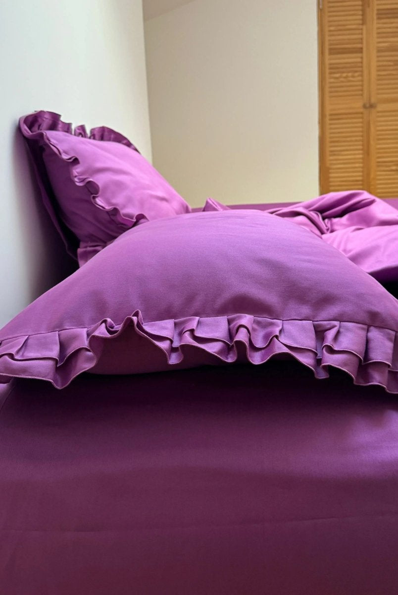 Pościel satynowa z merceryzowanej bawełny tureckiej 140 g/m² – ciemnoszara z falbanką | Kolekcja Falbanki Wivanco Bedding
