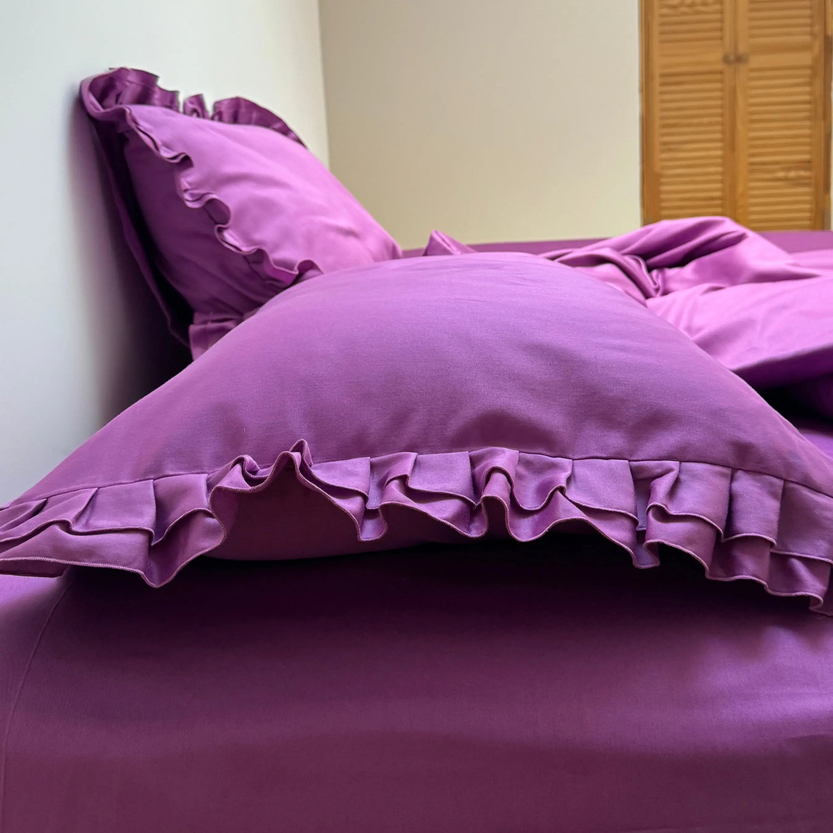 Pościel satynowa z merceryzowanej bawełny tureckiej 140 g/m² – ciemnoszara z falbanką | Kolekcja Falbanki Wivanco Bedding