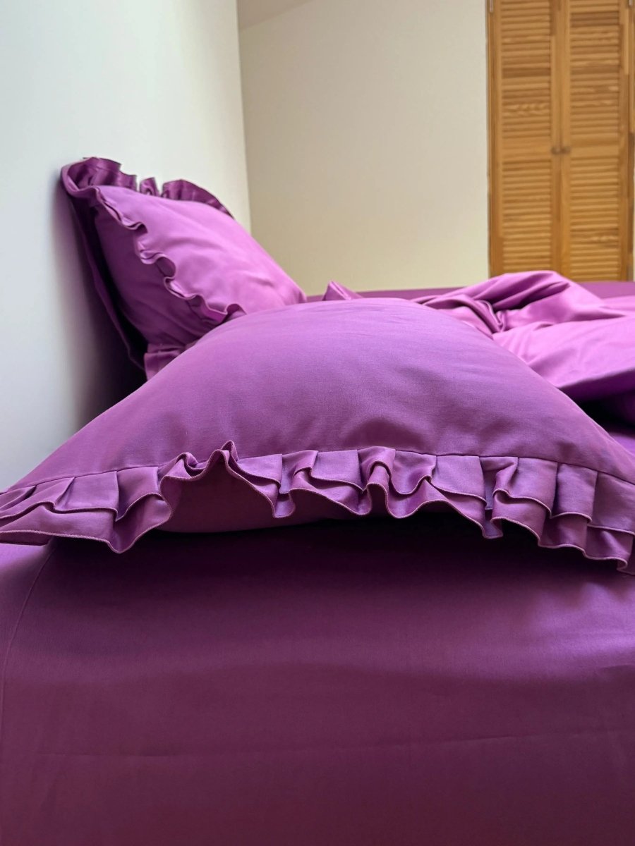 Pościel satynowa z merceryzowanej bawełny tureckiej 140 g/m² – ciemnoszara z falbanką | Kolekcja Falbanki Wivanco Bedding