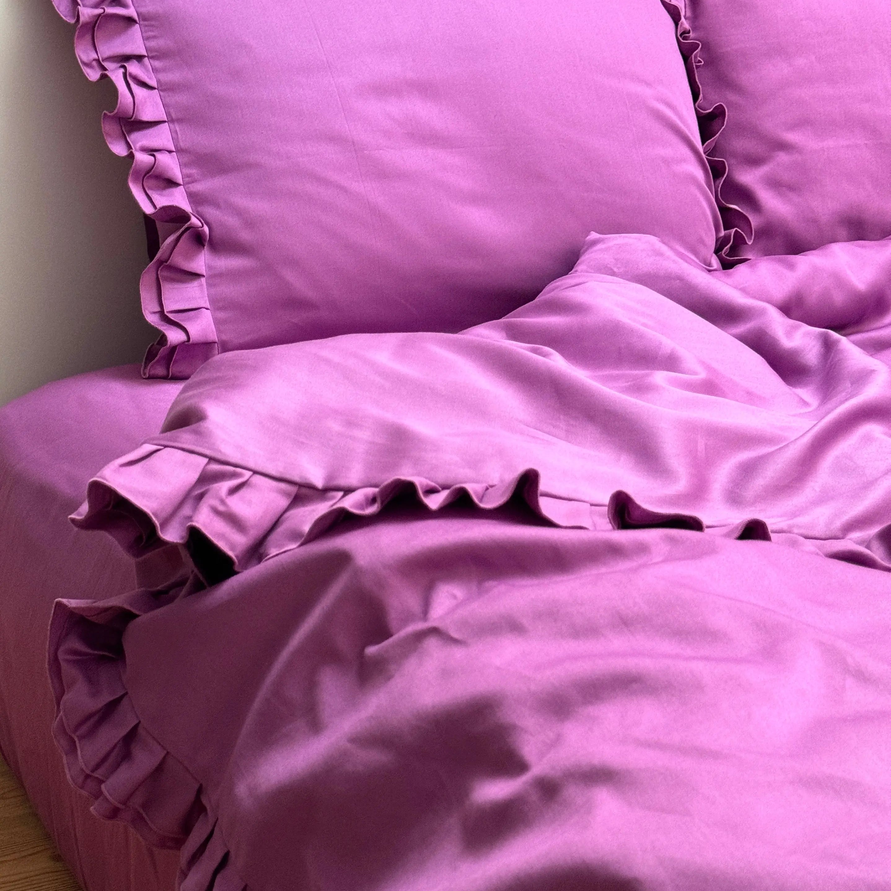 Pościel satynowa z merceryzowanej bawełny tureckiej 140 g/m² – ciemnoszara z falbanką | Kolekcja Falbanki Wivanco Bedding