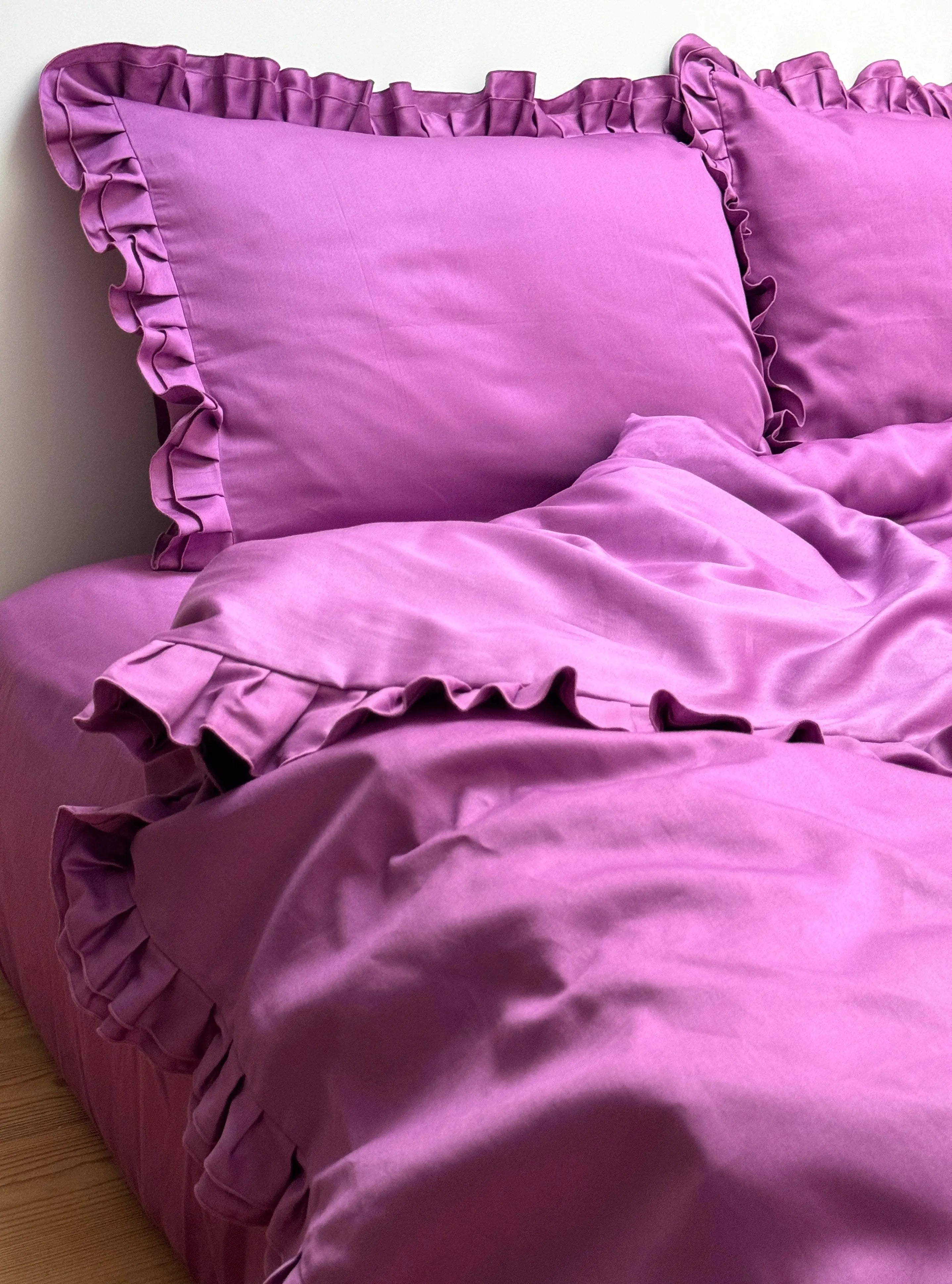 Pościel satynowa z merceryzowanej bawełny tureckiej 140 g/m² – ciemnoszara z falbanką | Kolekcja Falbanki Wivanco Bedding