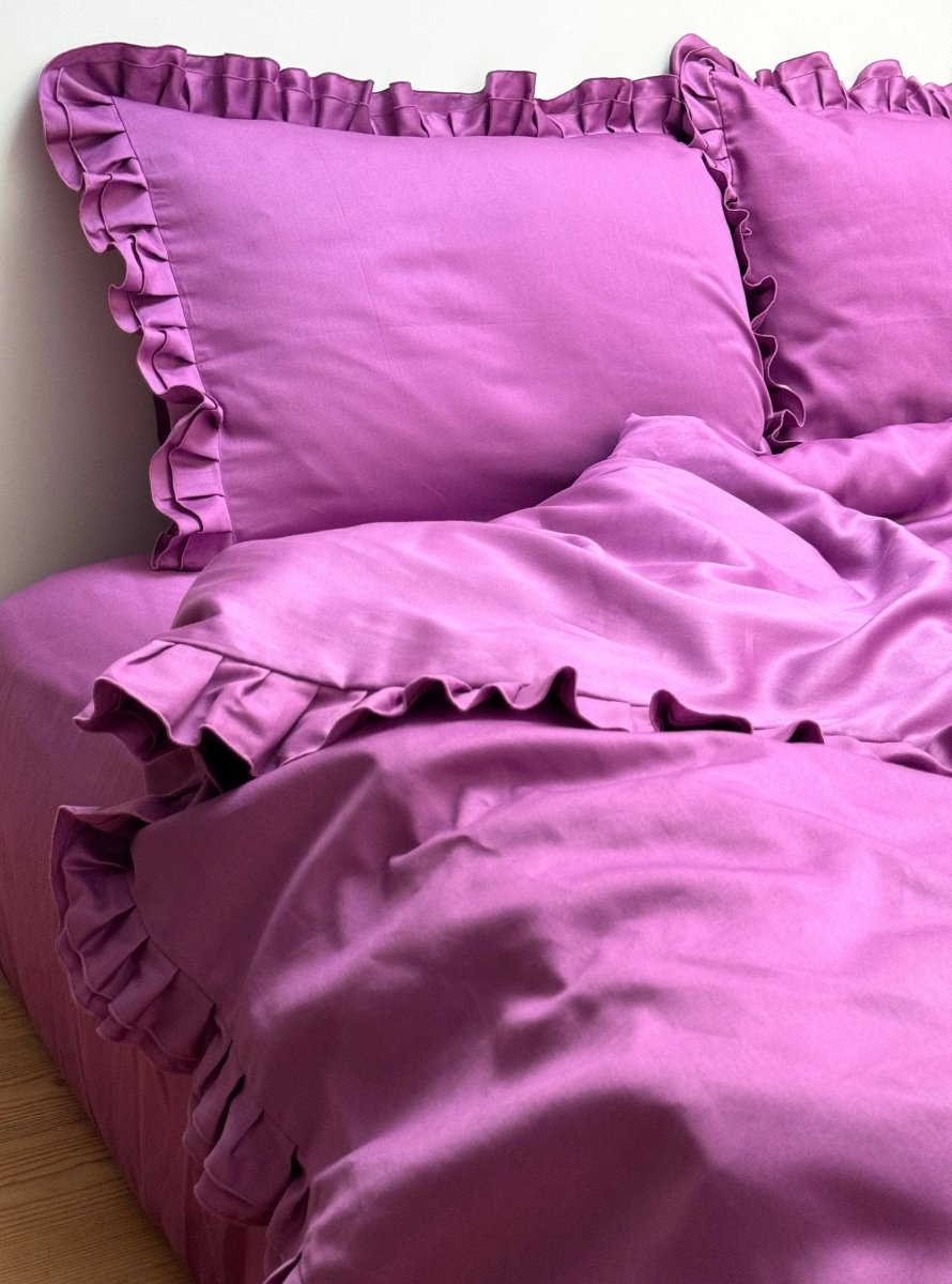 Pościel satynowa z merceryzowanej bawełny tureckiej 140 g/m² – ciemnoszara z falbanką | Kolekcja Falbanki Wivanco Bedding