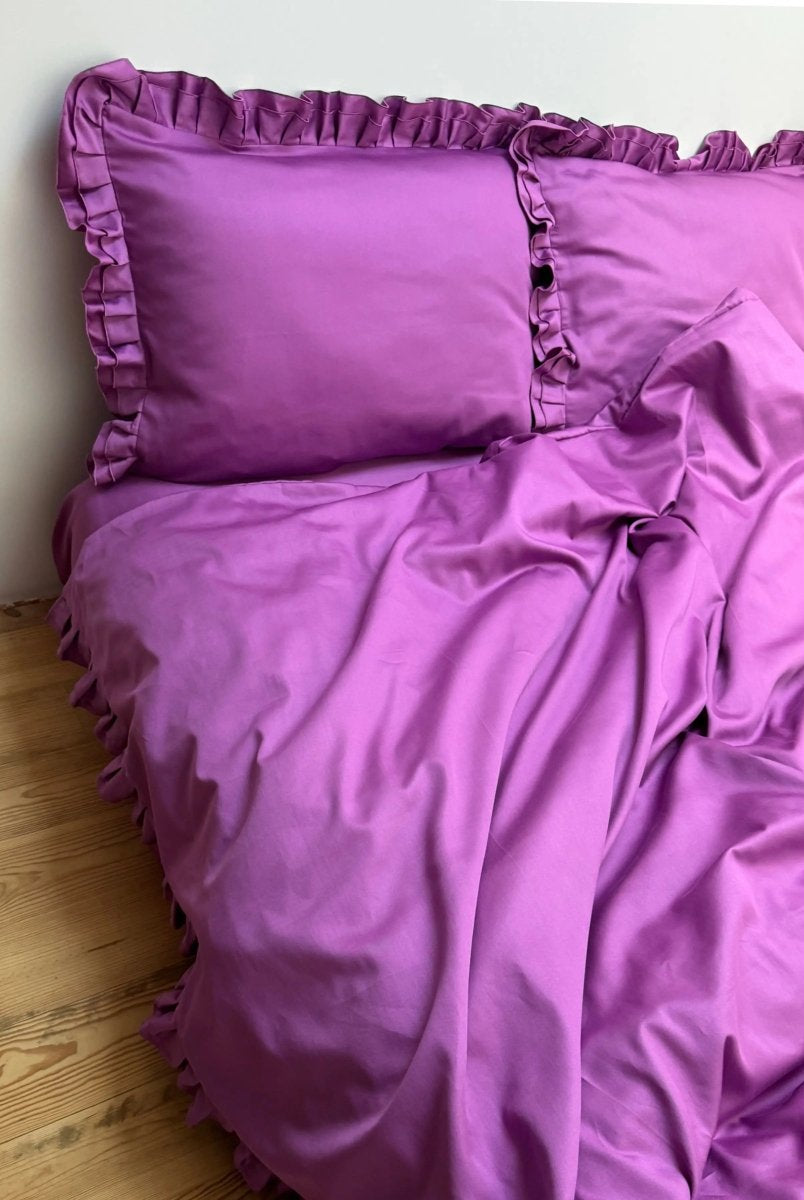 Pościel satynowa z merceryzowanej bawełny tureckiej 140 g/m² – ciemnoszara z falbanką | Kolekcja Falbanki Wivanco Bedding