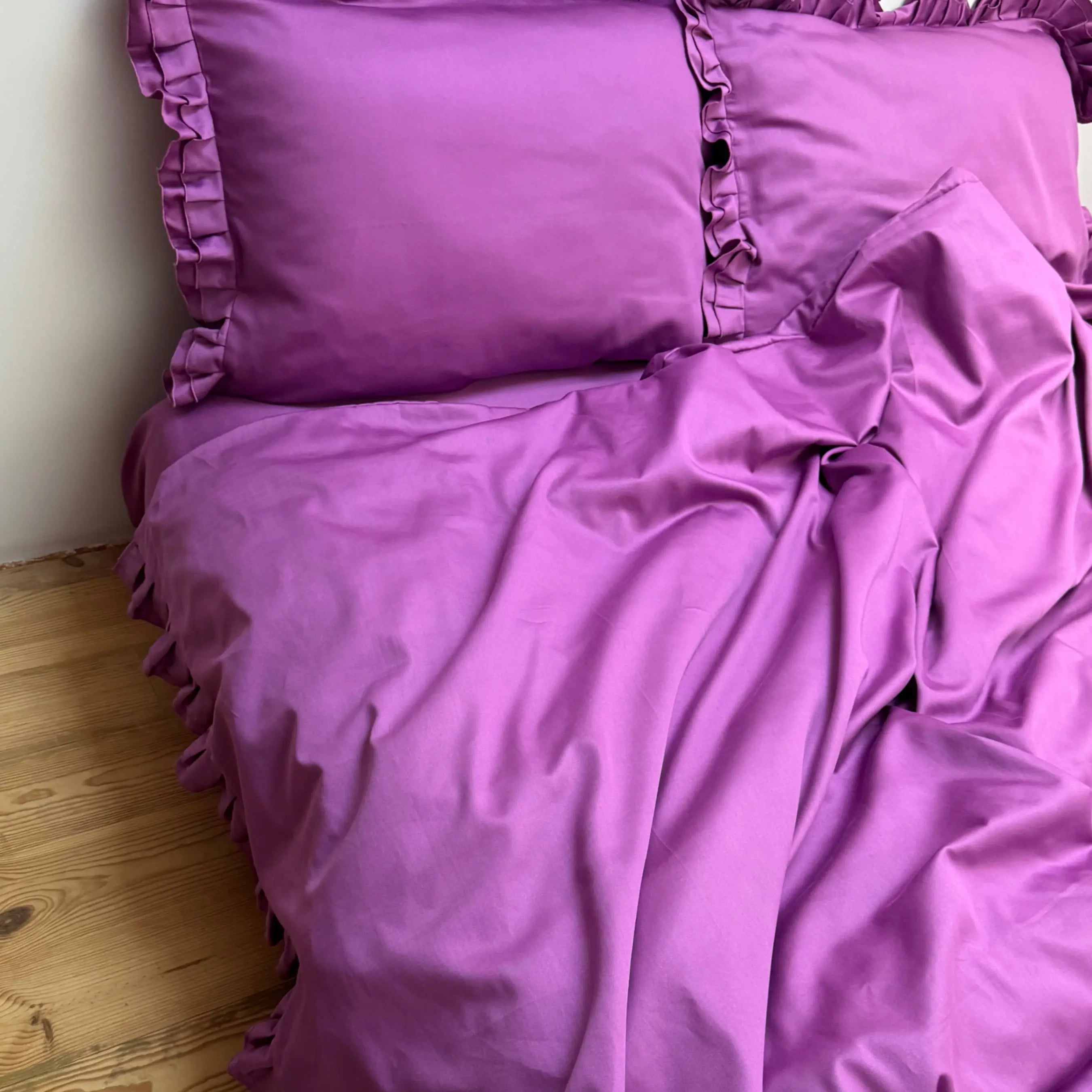 Pościel satynowa z merceryzowanej bawełny tureckiej 140 g/m² – ciemnoszara z falbanką | Kolekcja Falbanki Wivanco Bedding