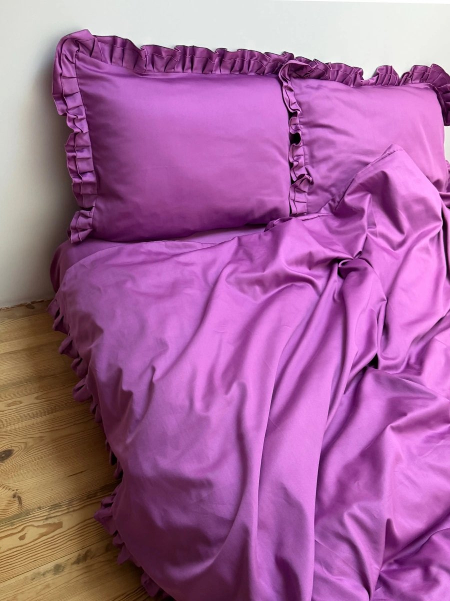 Pościel satynowa z merceryzowanej bawełny tureckiej 140 g/m² – ciemnoszara z falbanką | Kolekcja Falbanki Wivanco Bedding