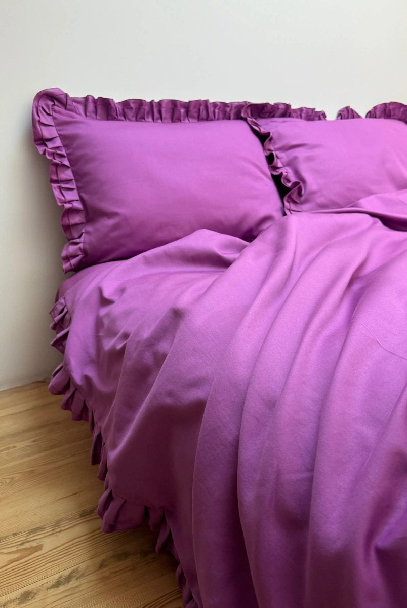 Pościel satynowa z merceryzowanej bawełny tureckiej 140 g/m² – ciemnoszara z falbanką | Kolekcja Falbanki Wivanco Bedding