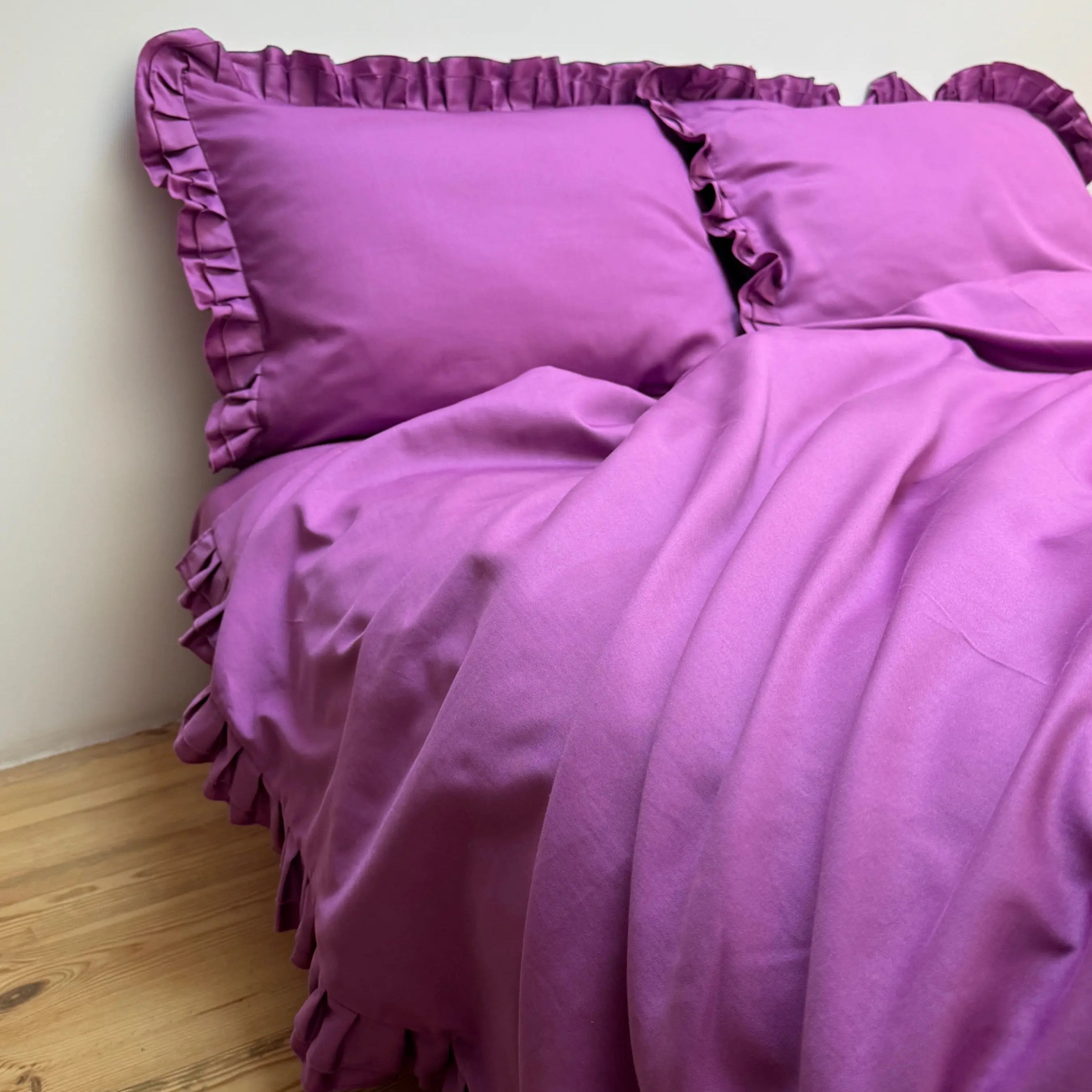 Pościel satynowa z merceryzowanej bawełny tureckiej 140 g/m² – ciemnoszara z falbanką | Kolekcja Falbanki Wivanco Bedding