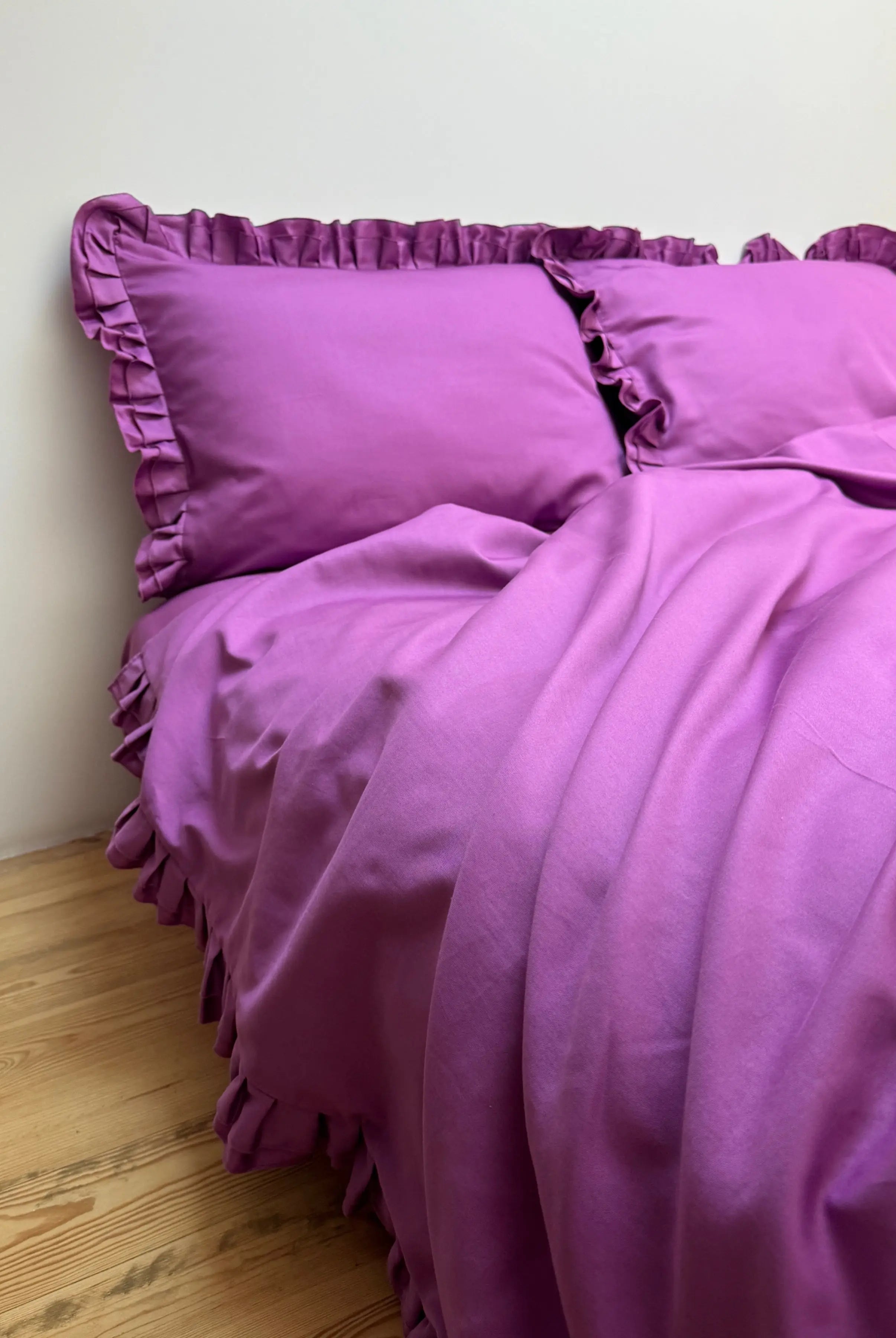 Pościel satynowa z merceryzowanej bawełny tureckiej 140 g/m² – ciemnoszara z falbanką | Kolekcja Falbanki Wivanco Bedding
