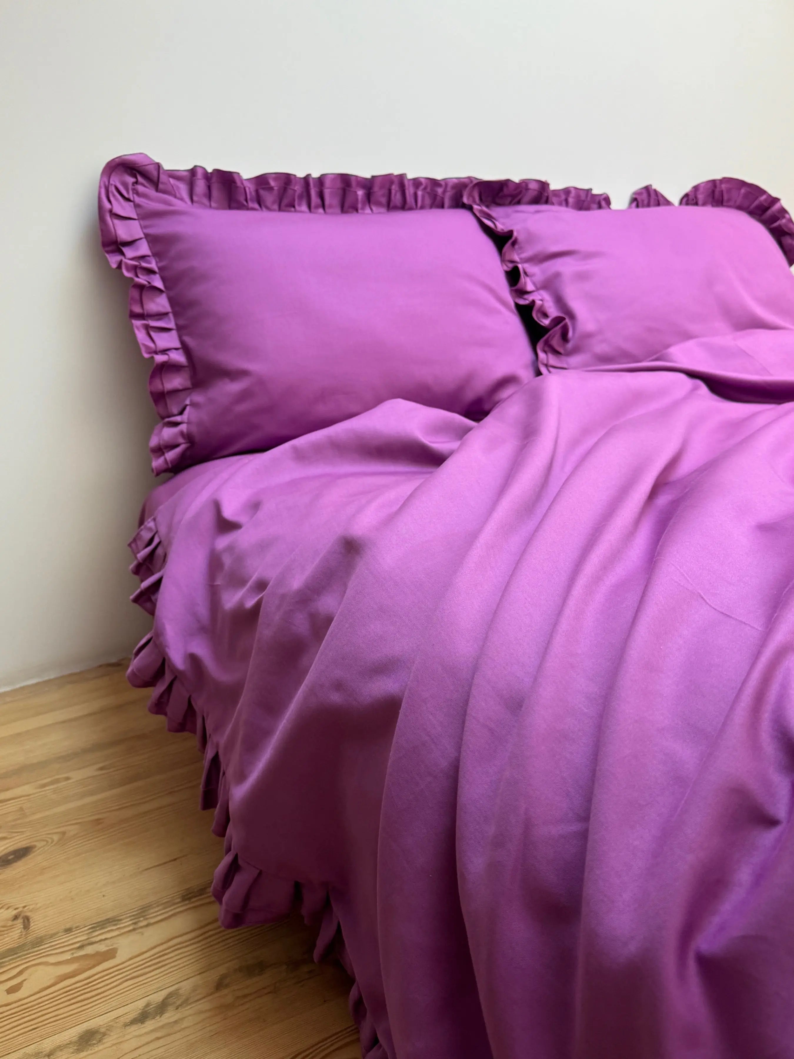 Pościel satynowa z merceryzowanej bawełny tureckiej 140 g/m² – ciemnoszara z falbanką | Kolekcja Falbanki Wivanco Bedding