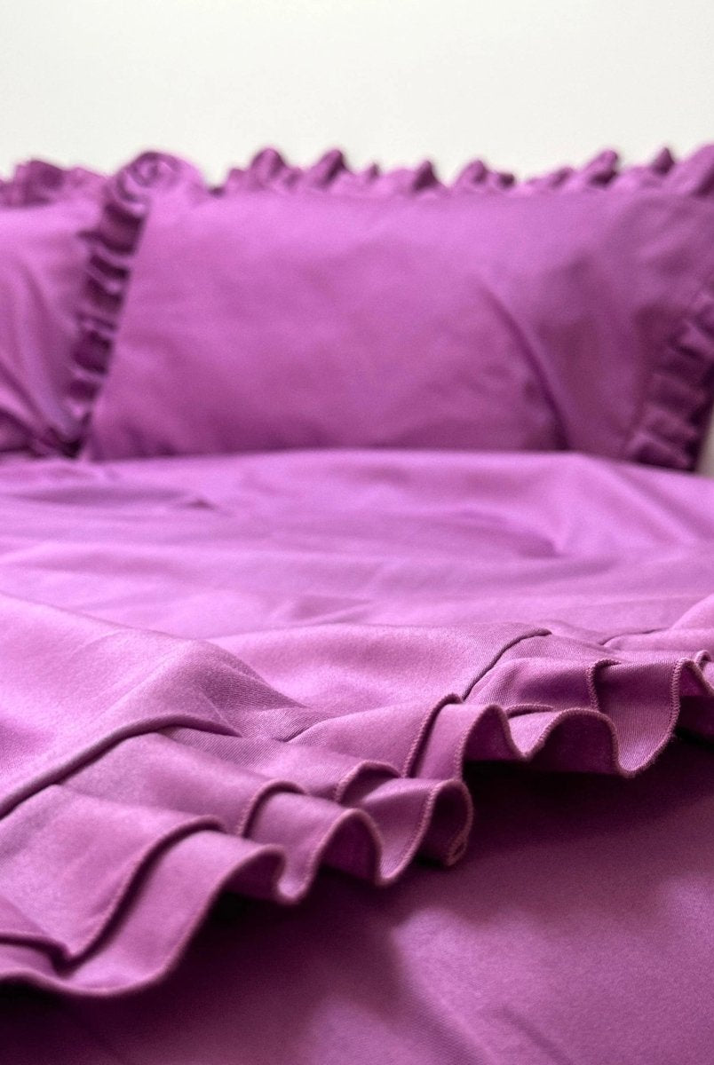 Pościel satynowa z merceryzowanej bawełny tureckiej 140 g/m² – ciemnoszara z falbanką | Kolekcja Falbanki Wivanco Bedding