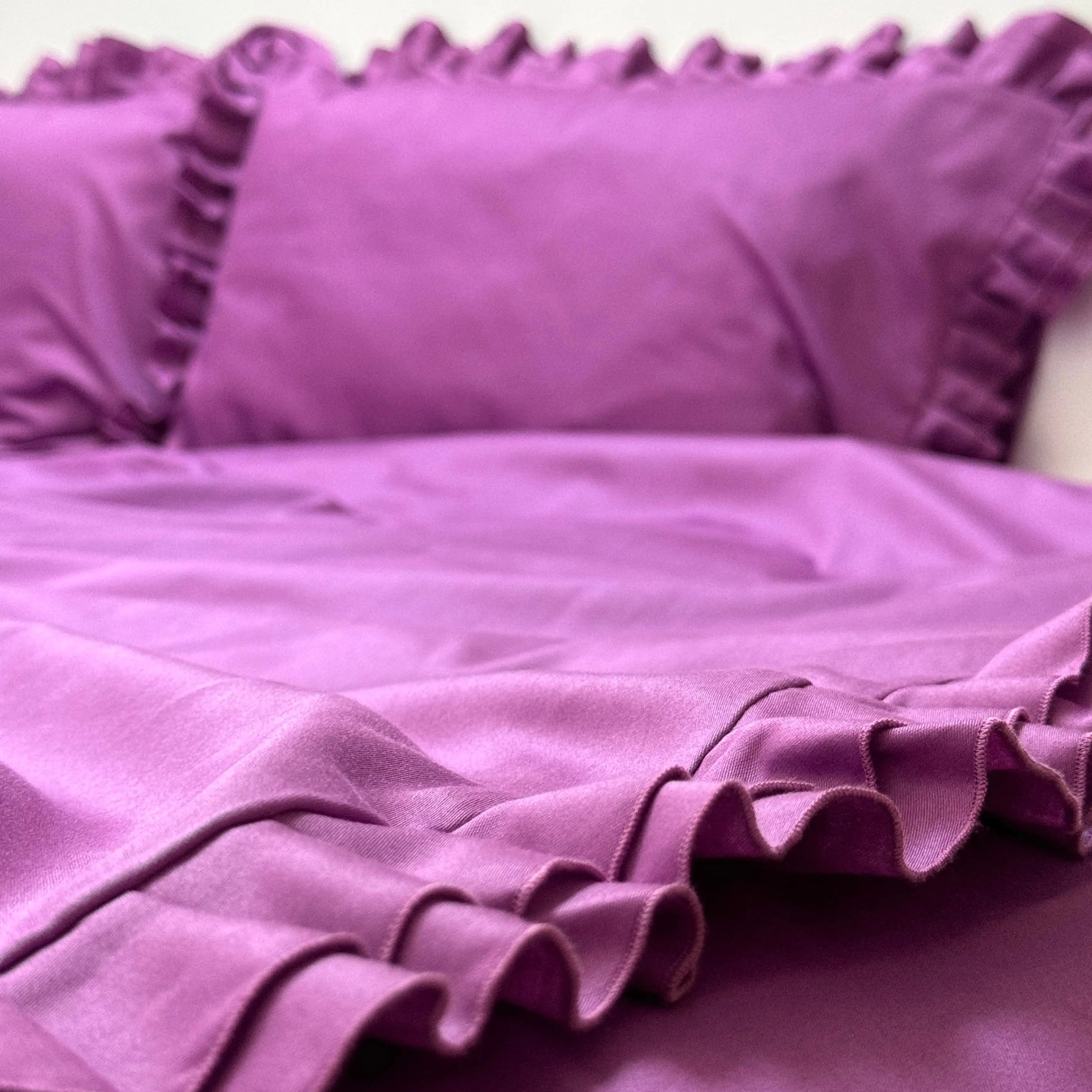 Pościel satynowa z merceryzowanej bawełny tureckiej 140 g/m² – ciemnoszara z falbanką | Kolekcja Falbanki Wivanco Bedding