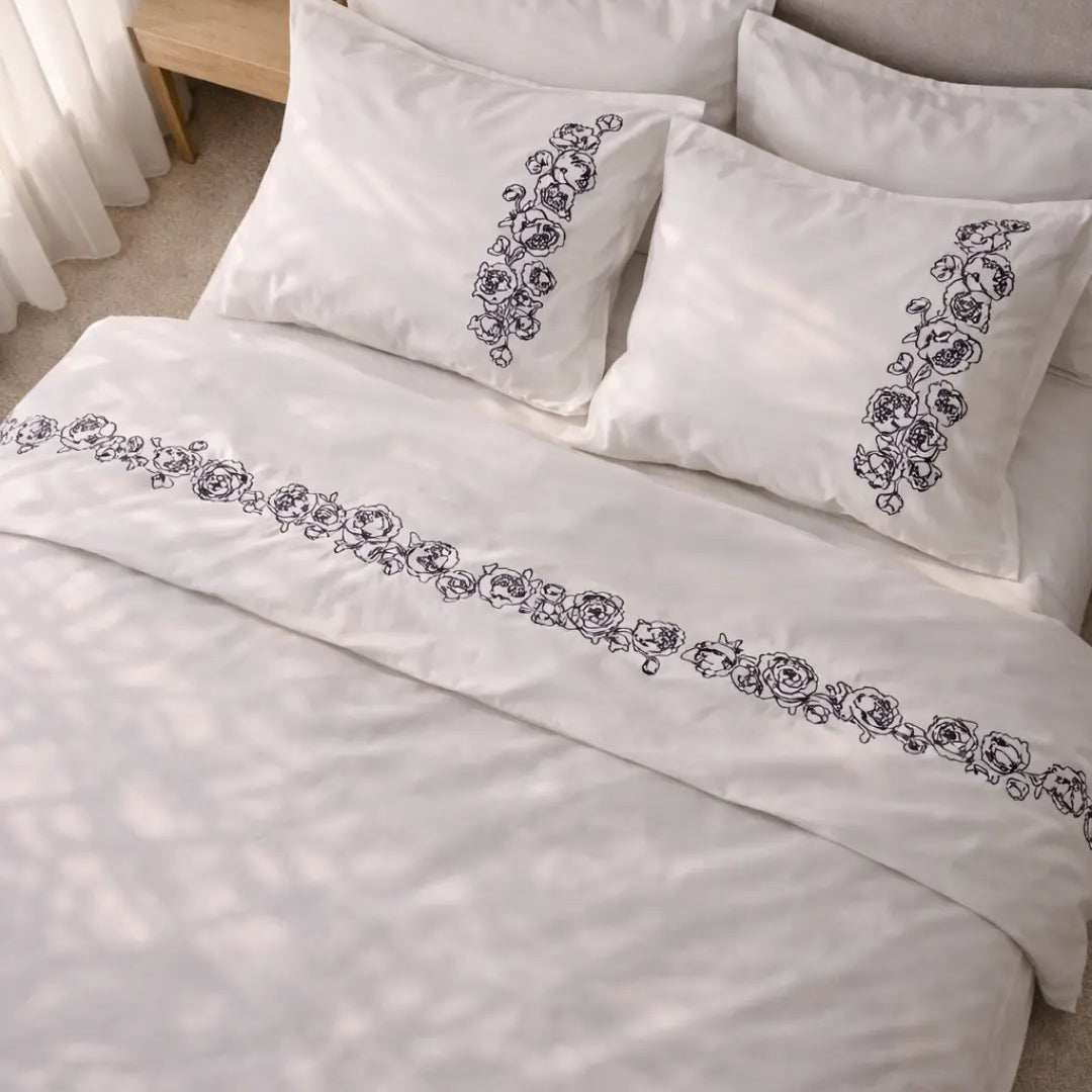 Pościel satynowa haftowana z merceryzowanej bawełny tureckiej 140 g/m² – biała z szarym haftem piwonii | Kolekcja Haftowana Wivanco Bedding