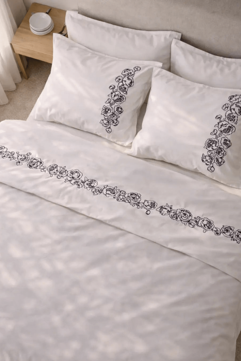Pościel satynowa haftowana z merceryzowanej bawełny tureckiej 140 g/m² – biała z szarym haftem piwonii | Kolekcja Haftowana Wivanco Bedding