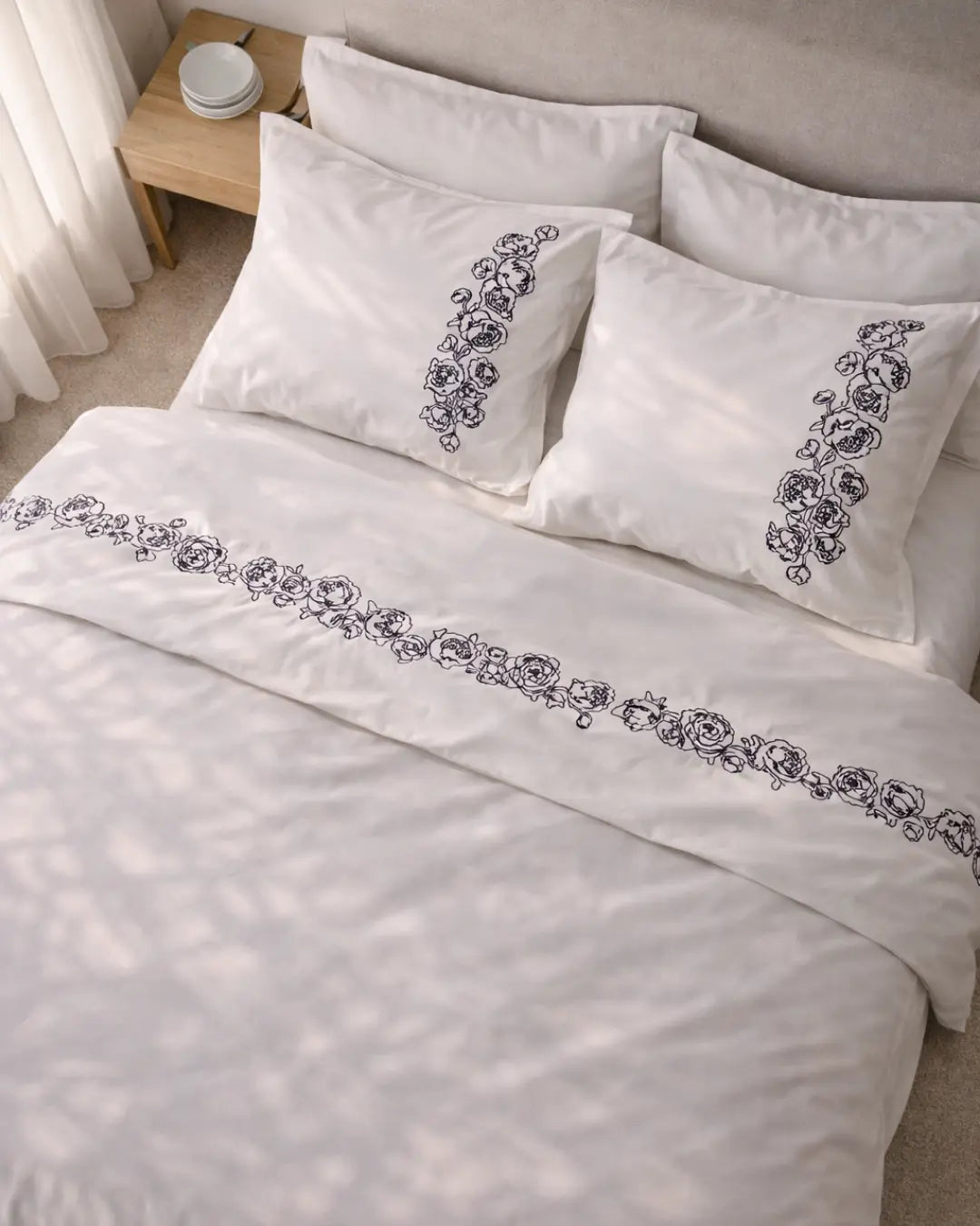 Pościel satynowa haftowana z merceryzowanej bawełny tureckiej 140 g/m² – biała z szarym haftem piwonii | Kolekcja Haftowana Wivanco Bedding