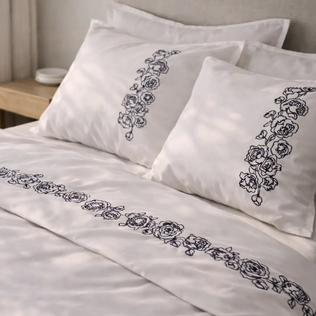 Pościel satynowa haftowana z merceryzowanej bawełny tureckiej 140 g/m² – biała z szarym haftem piwonii | Kolekcja Haftowana Wivanco Bedding