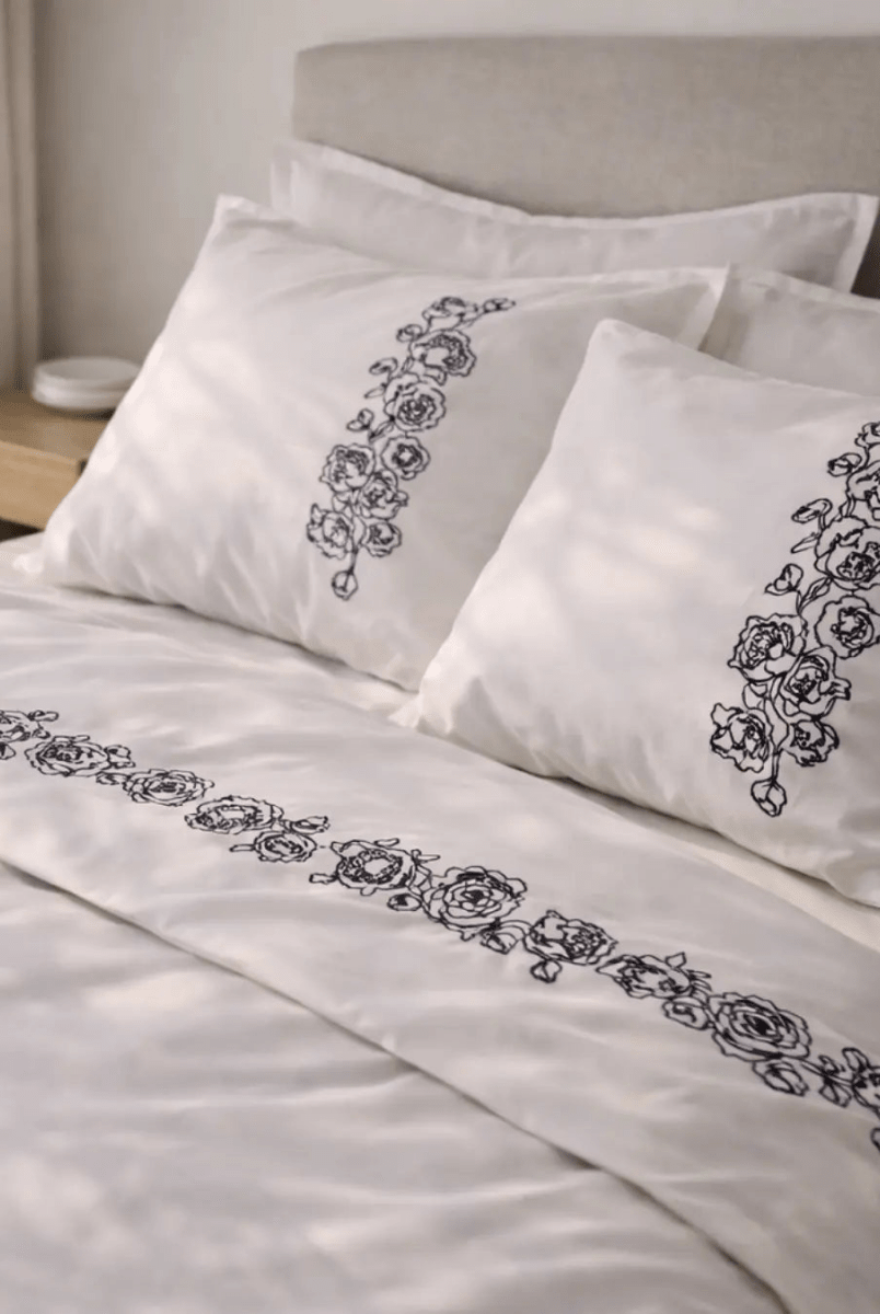 Pościel satynowa haftowana z merceryzowanej bawełny tureckiej 140 g/m² – biała z szarym haftem piwonii | Kolekcja Haftowana Wivanco Bedding