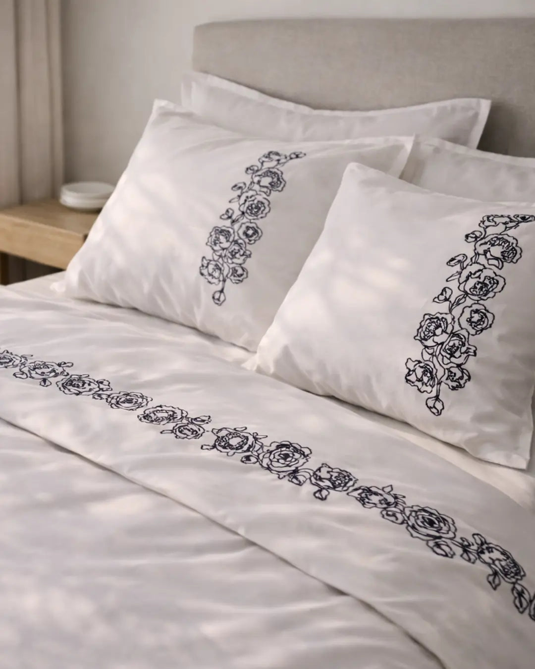 Pościel satynowa haftowana z merceryzowanej bawełny tureckiej 140 g/m² – biała z szarym haftem piwonii | Kolekcja Haftowana Wivanco Bedding