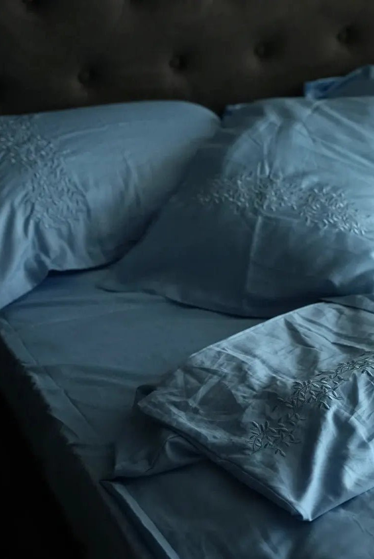 Pościel satynowa haftowana z merceryzowanej bawełny tureckiej 140 g/m² – błękitna z haftem gałązek | Kolekcja Haftowana Wivanco Bedding