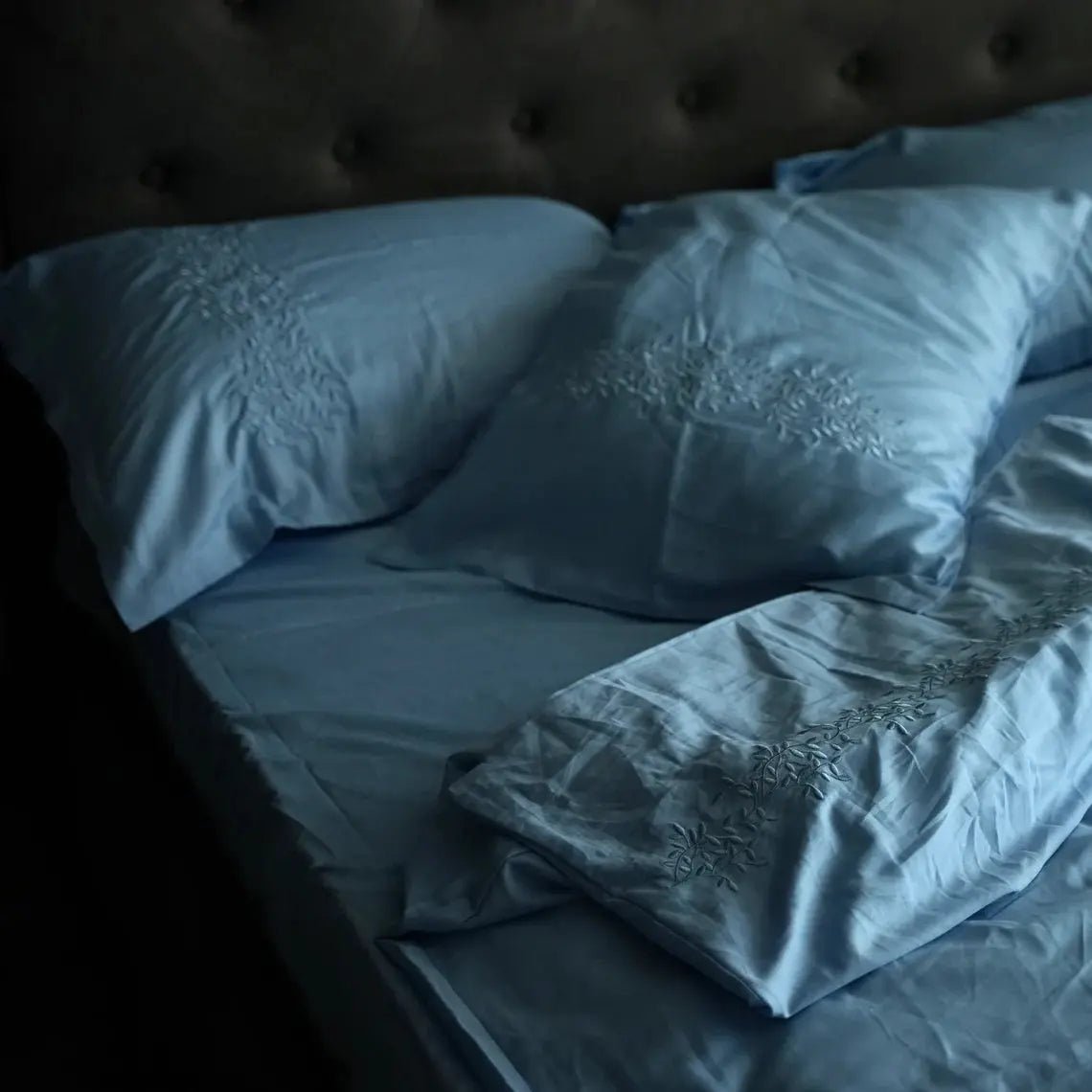 Pościel satynowa haftowana z merceryzowanej bawełny tureckiej 140 g/m² – błękitna z haftem gałązek | Kolekcja Haftowana Wivanco Bedding