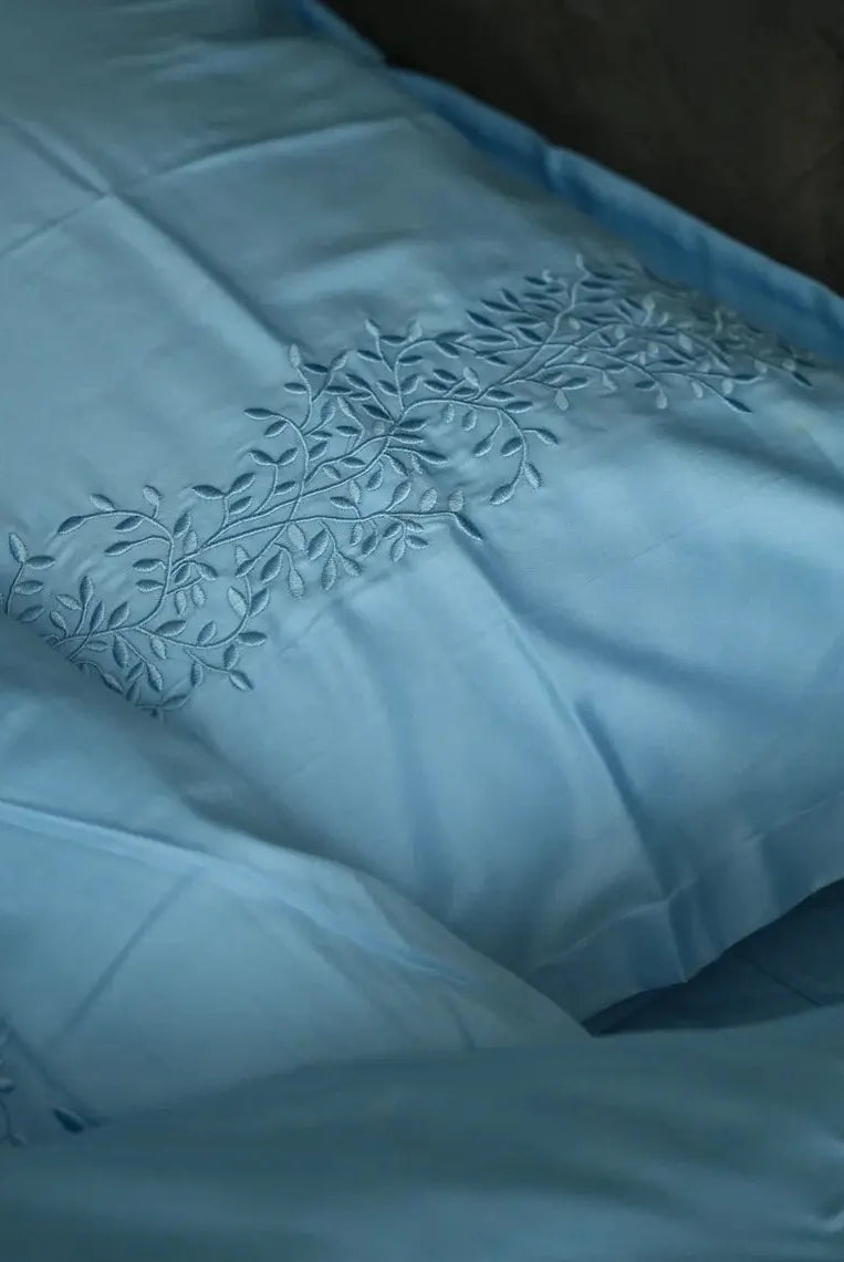 Pościel satynowa haftowana z merceryzowanej bawełny tureckiej 140 g/m² – błękitna z haftem gałązek | Kolekcja Haftowana Wivanco Bedding