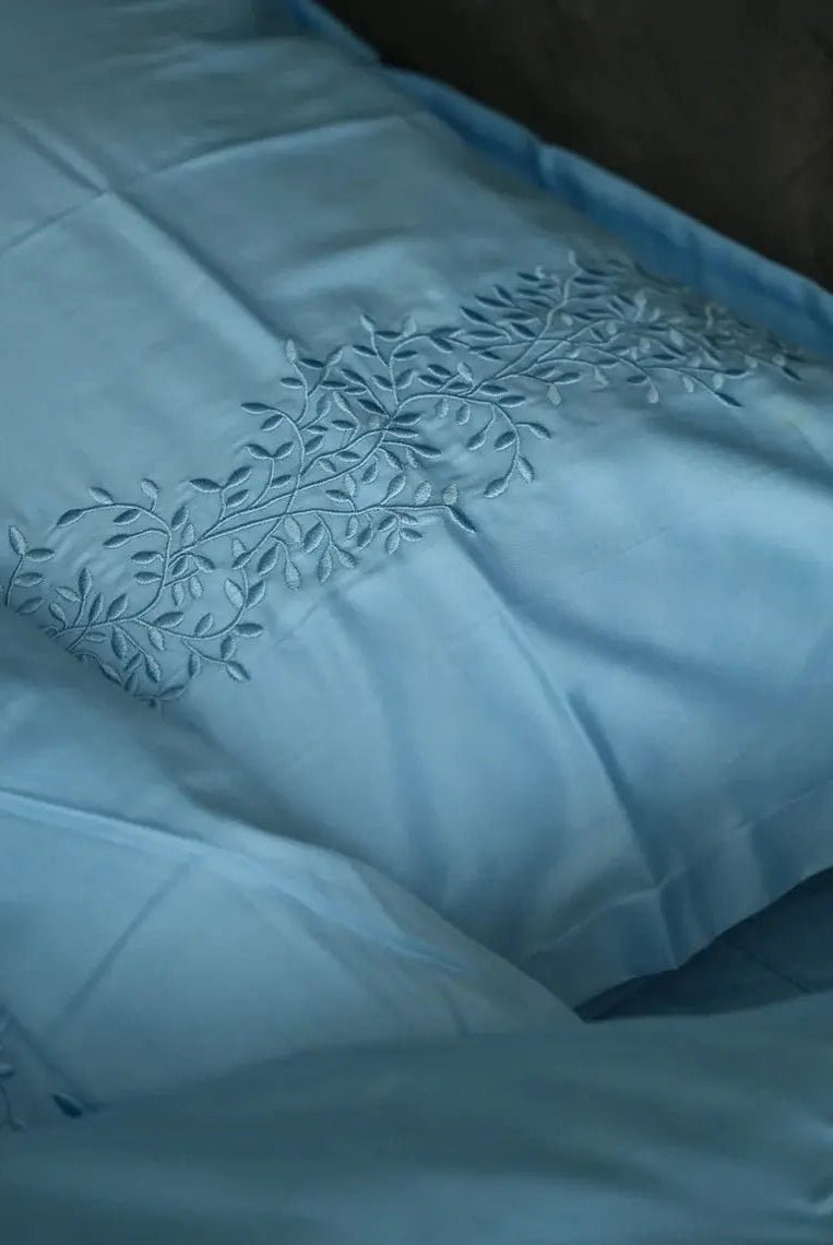 Pościel satynowa haftowana z merceryzowanej bawełny tureckiej 140 g/m² – błękitna z haftem gałązek | Kolekcja Haftowana Wivanco Bedding