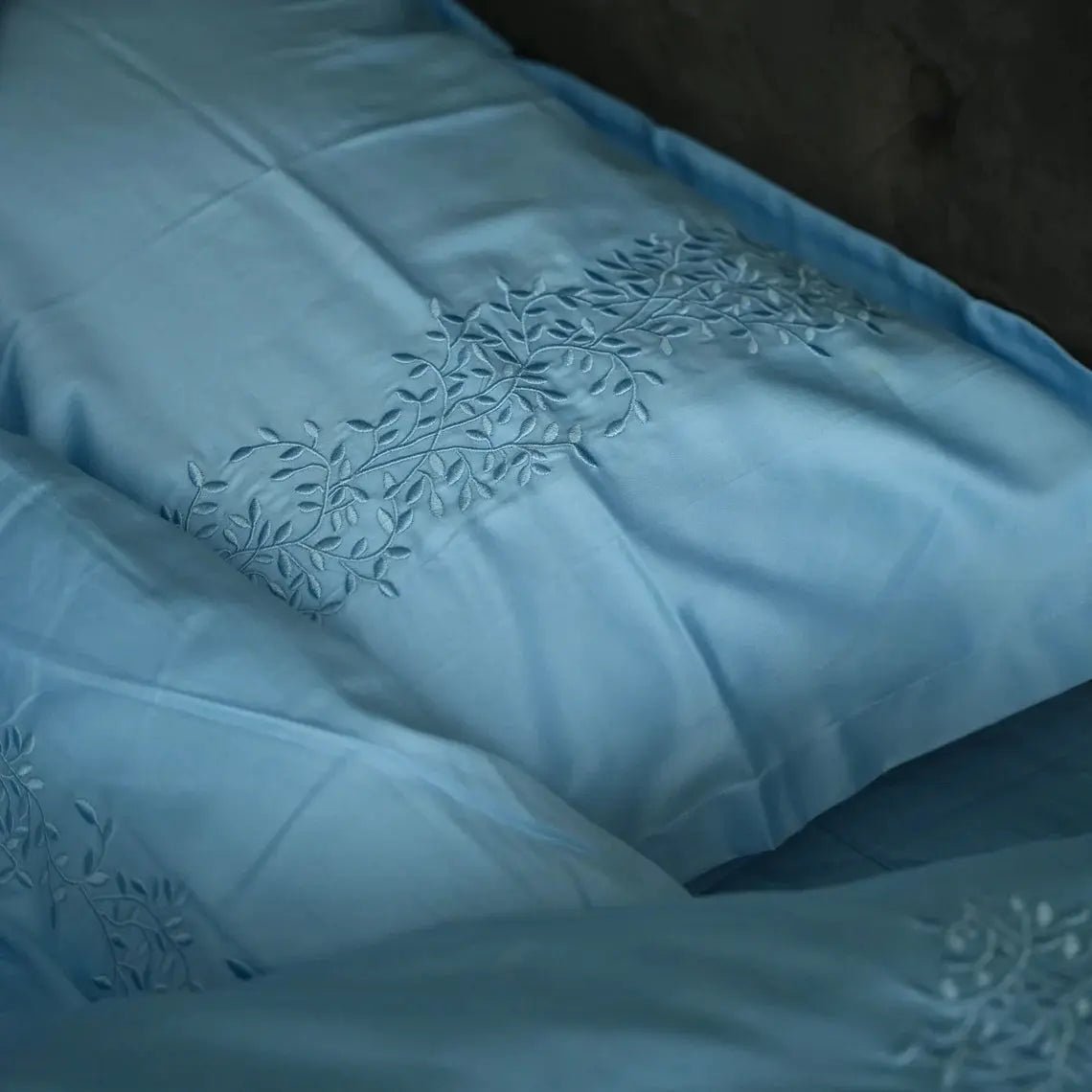 Pościel satynowa haftowana z merceryzowanej bawełny tureckiej 140 g/m² – błękitna z haftem gałązek | Kolekcja Haftowana Wivanco Bedding