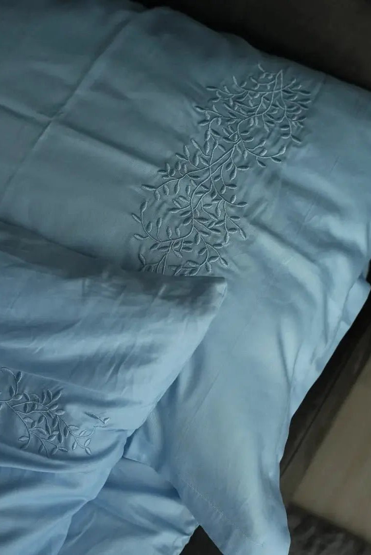 Pościel satynowa haftowana z merceryzowanej bawełny tureckiej 140 g/m² – błękitna z haftem gałązek | Kolekcja Haftowana Wivanco Bedding