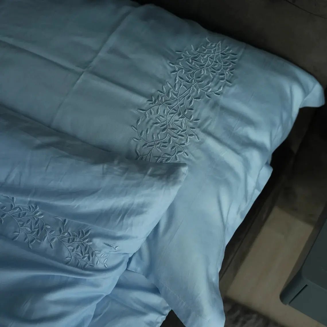 Pościel satynowa haftowana z merceryzowanej bawełny tureckiej 140 g/m² – błękitna z haftem gałązek | Kolekcja Haftowana Wivanco Bedding