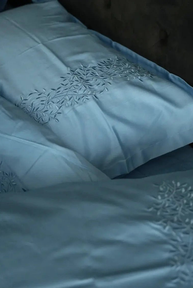 Pościel satynowa haftowana z merceryzowanej bawełny tureckiej 140 g/m² – błękitna z haftem gałązek | Kolekcja Haftowana Wivanco Bedding