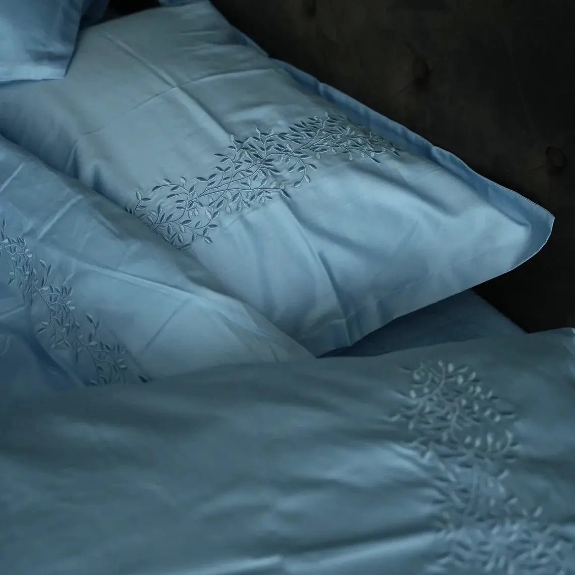 Pościel satynowa haftowana z merceryzowanej bawełny tureckiej 140 g/m² – błękitna z haftem gałązek | Kolekcja Haftowana Wivanco Bedding