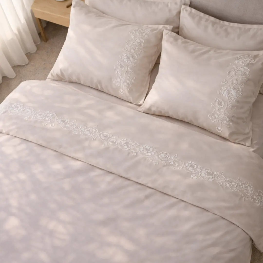 Pościel satynowa haftowana z merceryzowanej bawełny tureckiej 140 g/m² – latte z haftem piwonii | Kolekcja Haftowana Wivanco Bedding