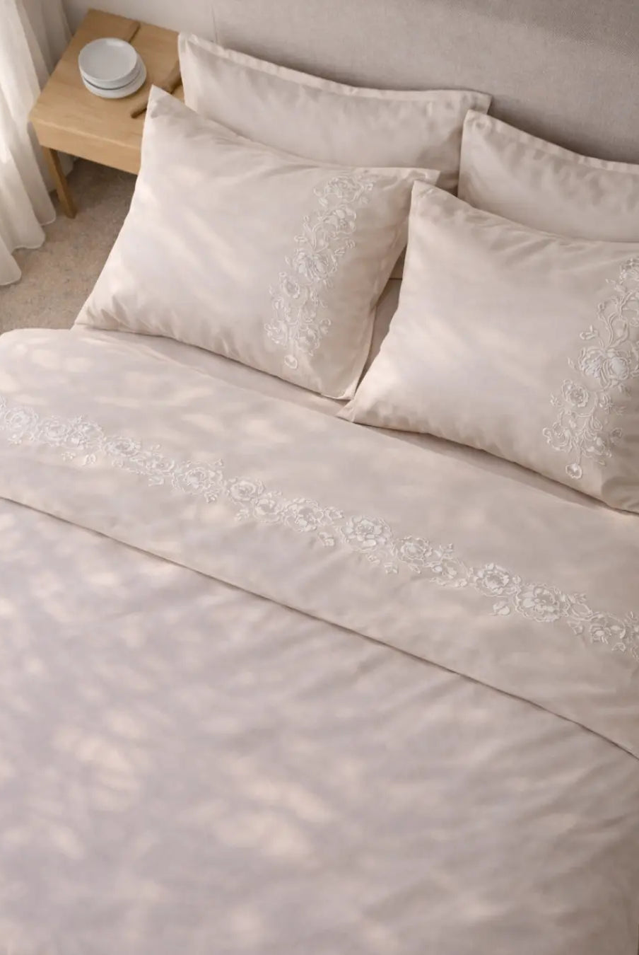 Pościel satynowa haftowana z merceryzowanej bawełny tureckiej 140 g/m² – latte z haftem piwonii | Kolekcja Haftowana Wivanco Bedding