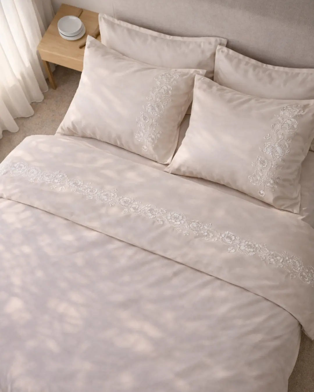 Pościel satynowa haftowana z merceryzowanej bawełny tureckiej 140 g/m² – latte z haftem piwonii | Kolekcja Haftowana Wivanco Bedding