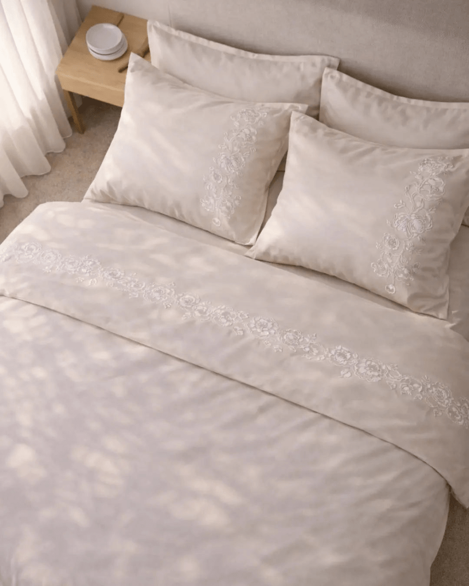 Pościel satynowa haftowana z merceryzowanej bawełny tureckiej 140 g/m² – latte z haftem piwonii | Kolekcja Haftowana Wivanco Bedding